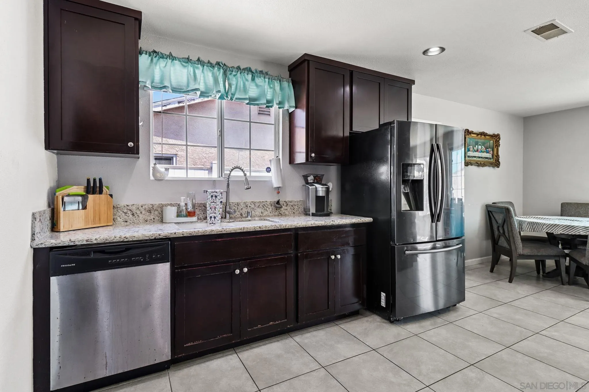 https://cdn.realtyfeed.com/cdn/127/250038124/14e340758302498123c978335b5640e3.webp