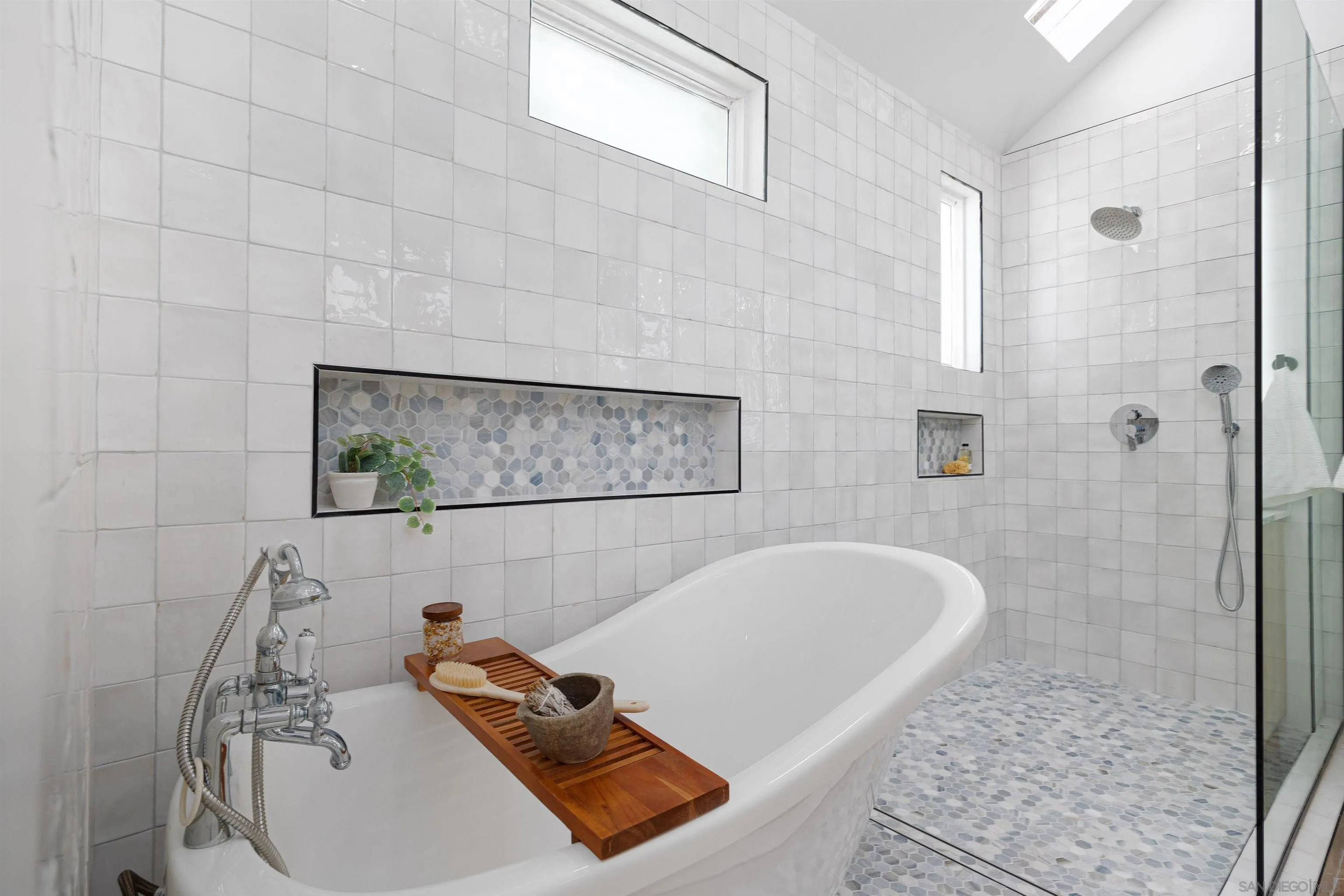 https://cdn.realtyfeed.com/cdn/127/250038125/1e48063841ce7b0968372f7845628b02.webp
