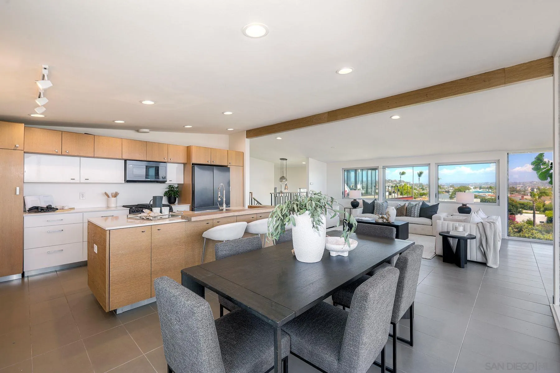 https://cdn.realtyfeed.com/cdn/127/250038126/187d83af9bc852f443a2bb0467c795fc.webp