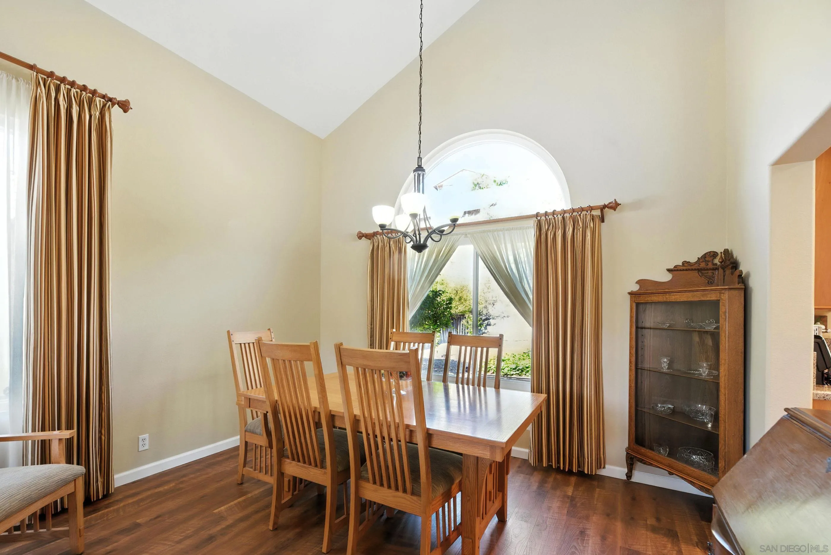 https://cdn.realtyfeed.com/cdn/127/250038127/83128c46def24d82c8c95e230bb549ec.webp