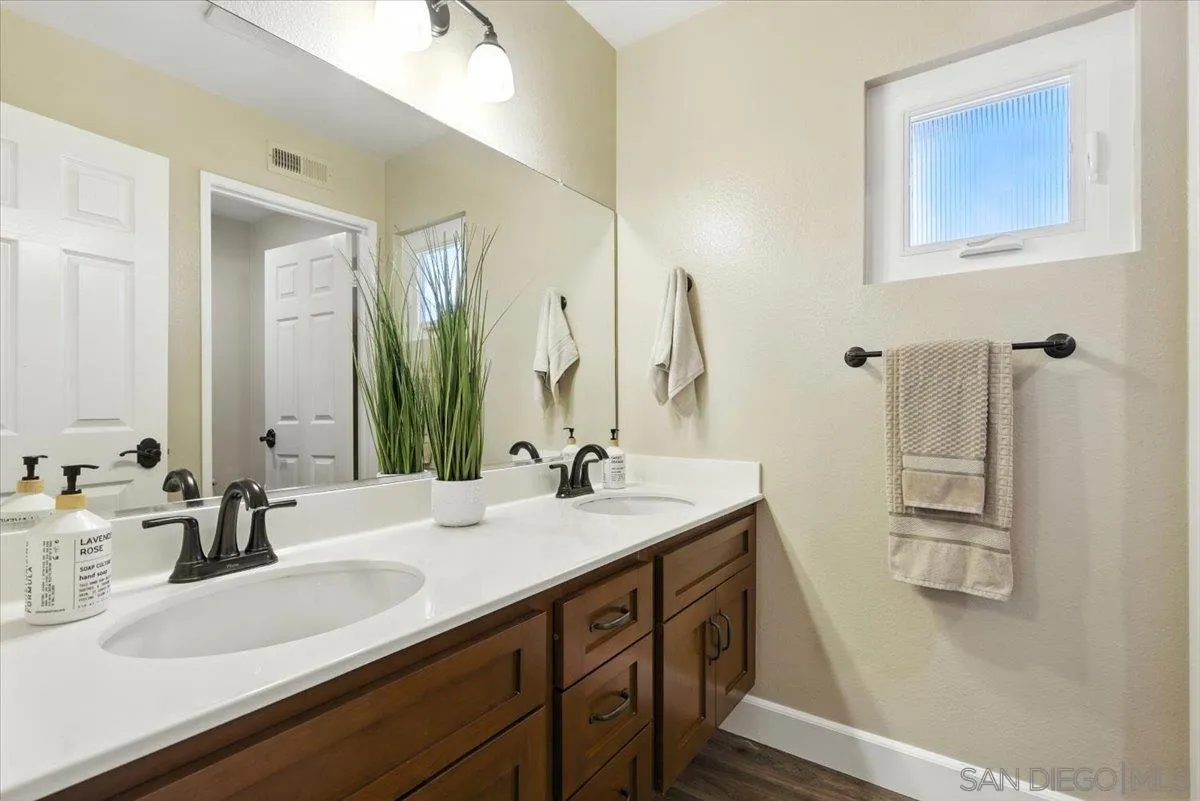 https://cdn.realtyfeed.com/cdn/127/250038129/0098fc936c808d4ed0271cbd00be6b81.webp