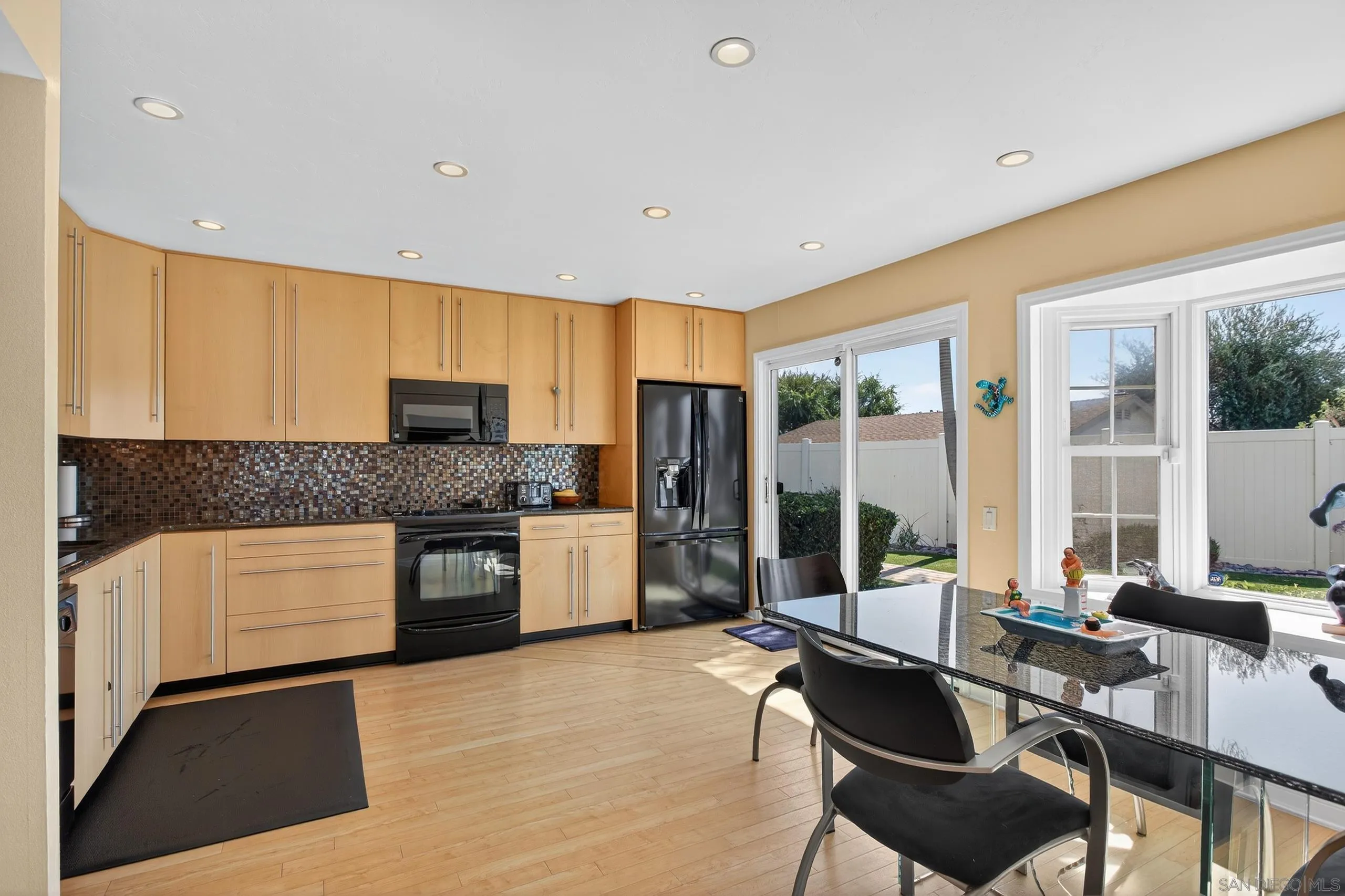 https://cdn.realtyfeed.com/cdn/127/250038133/409f549f770fb55af9771717699cb3a3.webp