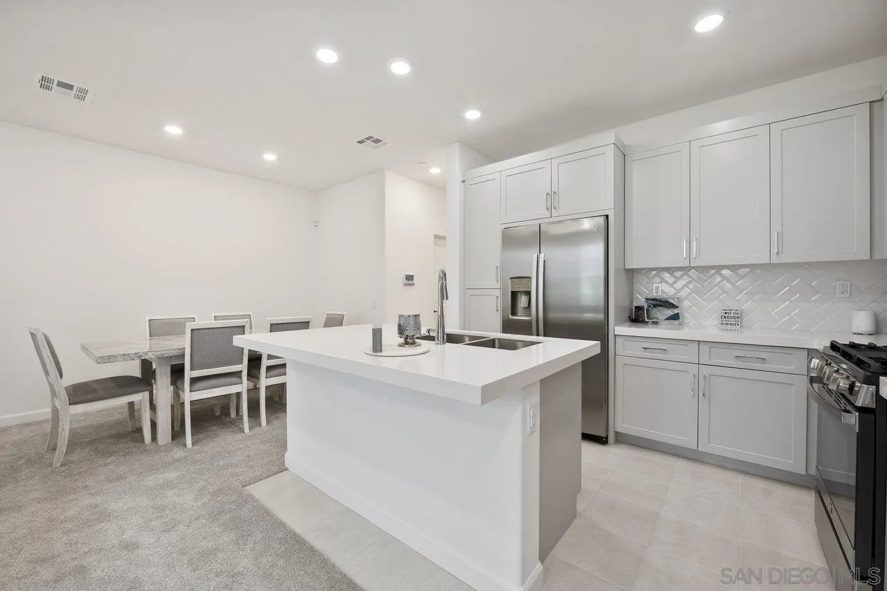 https://cdn.realtyfeed.com/cdn/127/250038137/ced9181343d867dbb9e42c39bc9cc926.webp