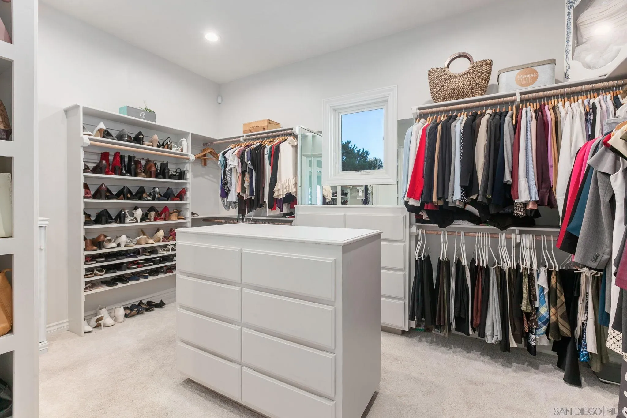 https://cdn.realtyfeed.com/cdn/127/250038153/fb9b242bd7d881e7eae26da6d94ce2b5.webp