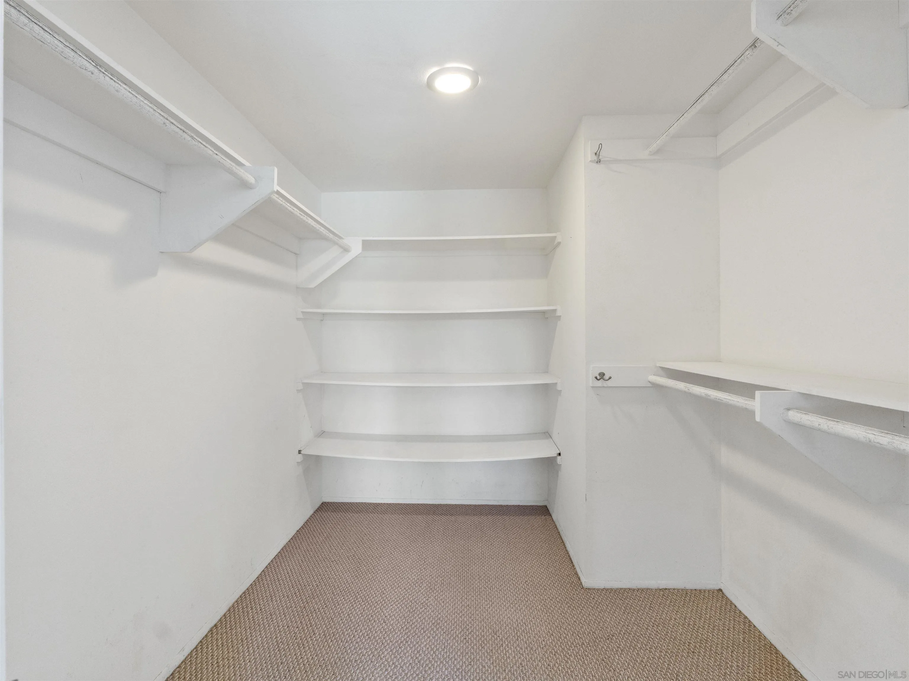 https://cdn.realtyfeed.com/cdn/127/250038174/7c6eca09559874f48df3ecd0ea819de7.webp