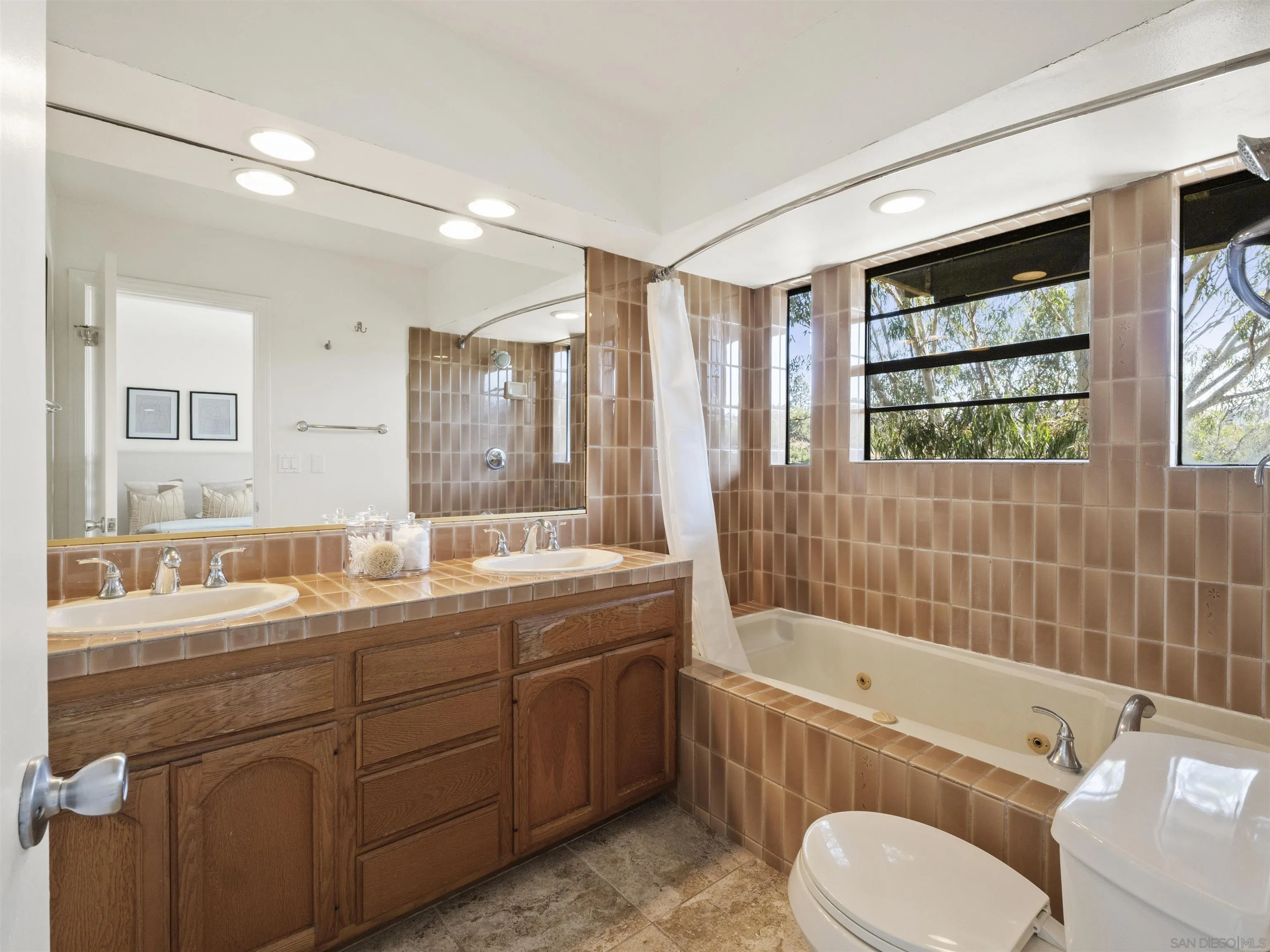 https://cdn.realtyfeed.com/cdn/127/250038174/aa4b5a61b3b33eac62ebeb46371ed009.webp