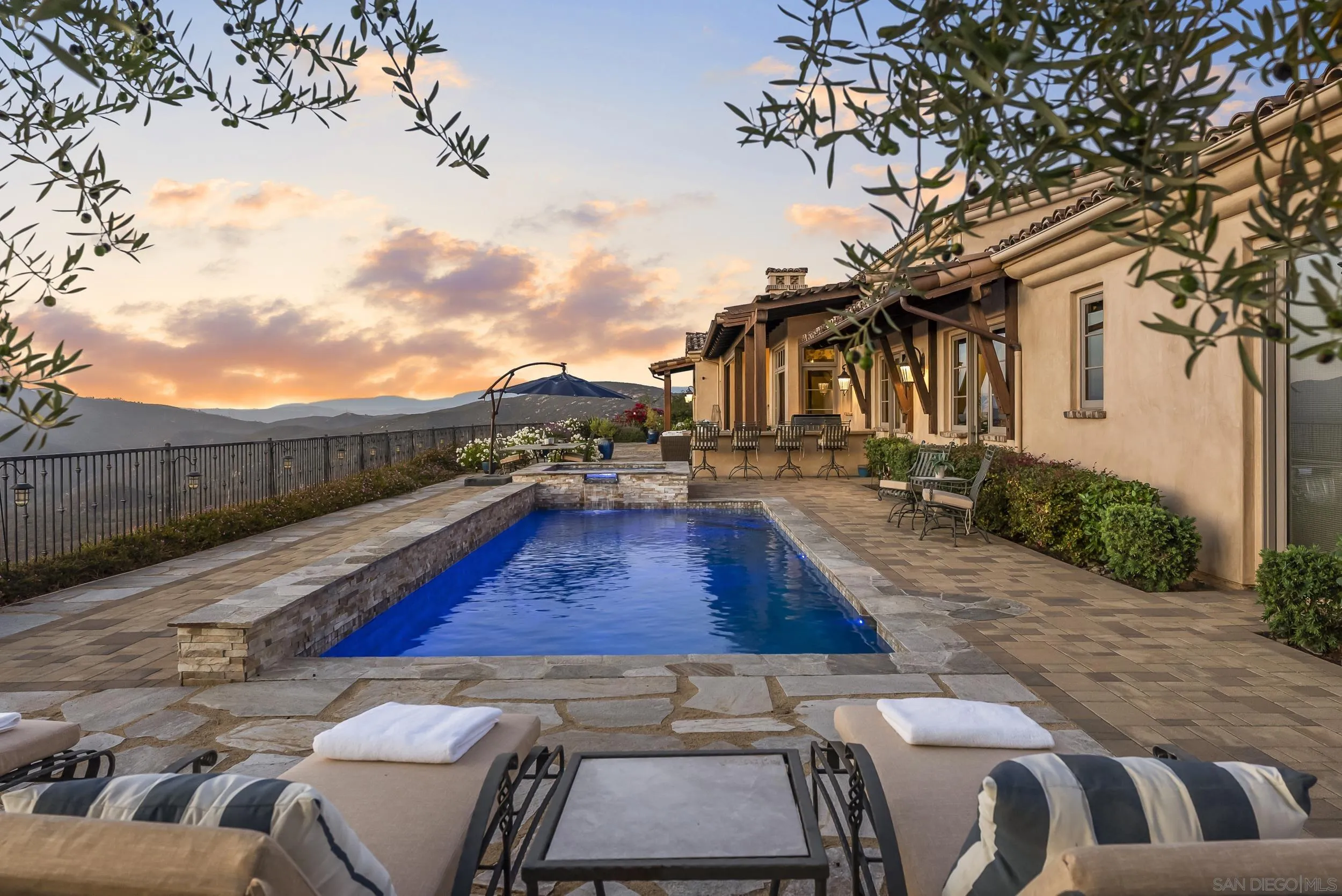 https://cdn.realtyfeed.com/cdn/127/250038177/69936f92010d18e75c44b74b7c007d6e.webp