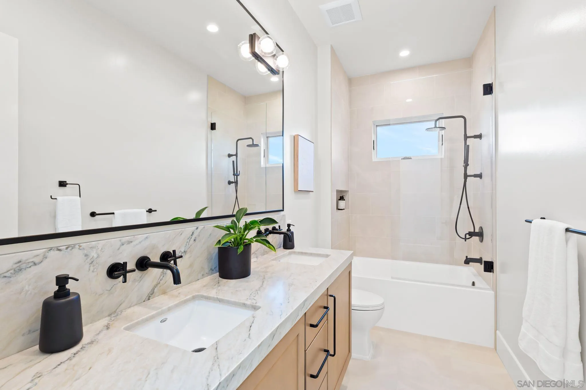 https://cdn.realtyfeed.com/cdn/127/250038189/4c7d3c203fcec96ca65e31186c3cda8e.webp