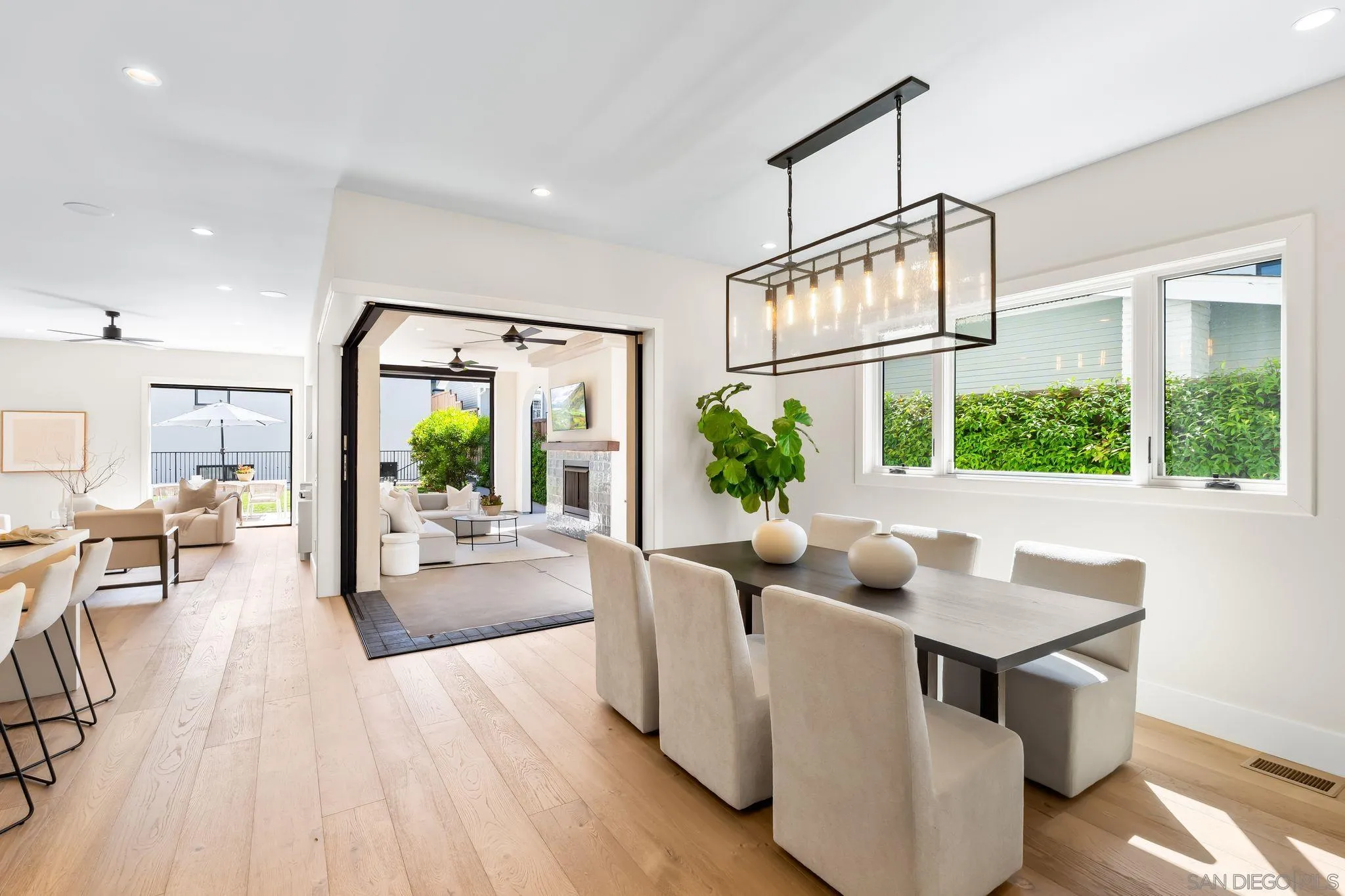 https://cdn.realtyfeed.com/cdn/127/250038189/947a82b40a715f6d418e1d1920eed807.webp