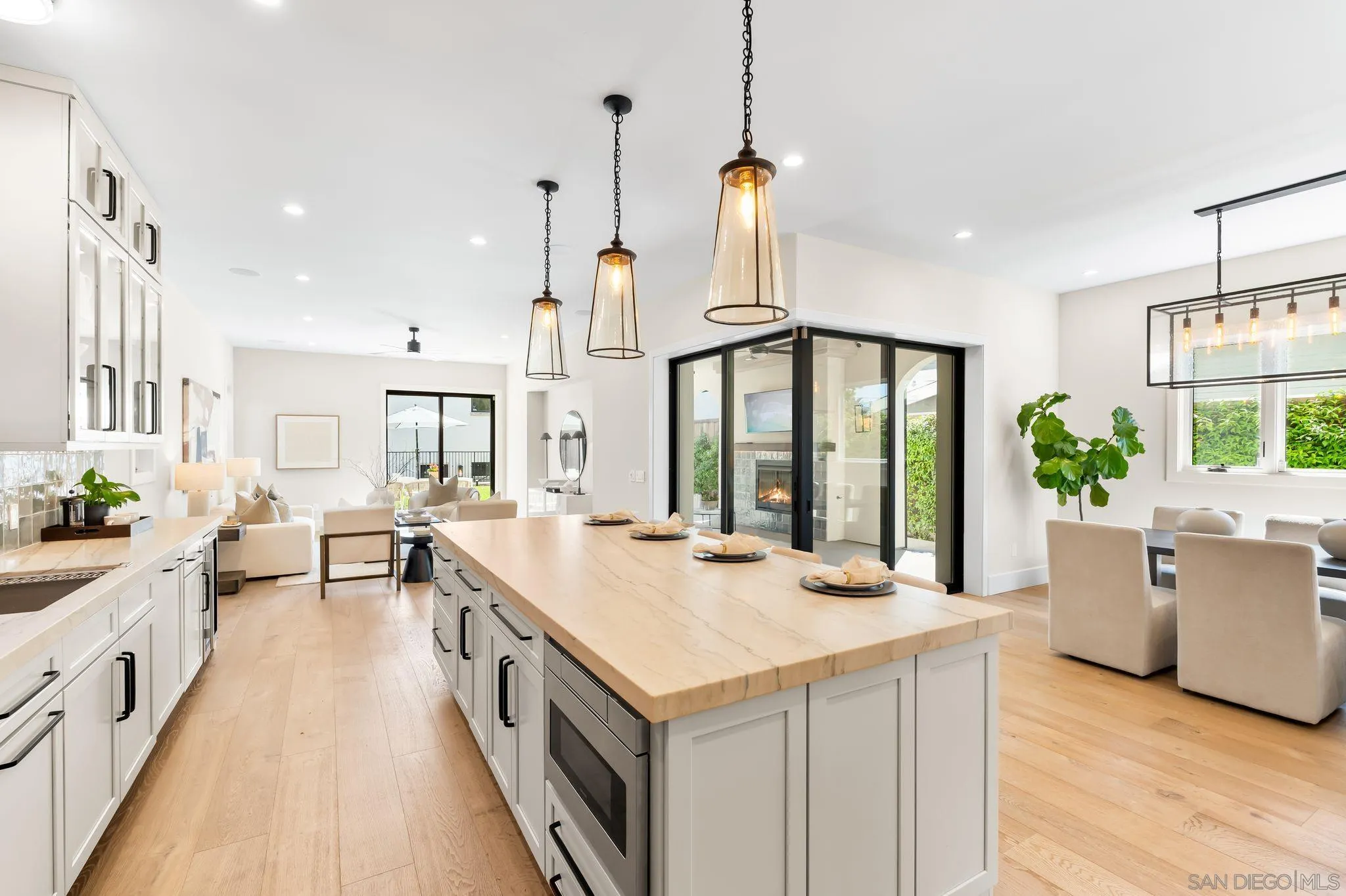 https://cdn.realtyfeed.com/cdn/127/250038189/bb5ef75e21054ef041d99ea23ed0892a.webp