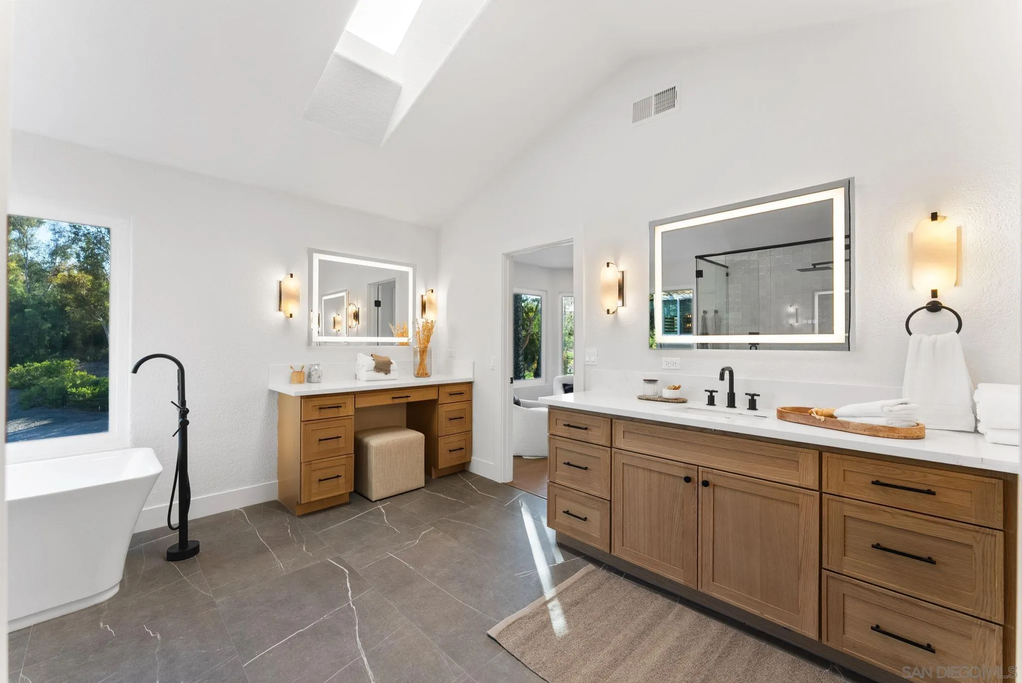 https://cdn.realtyfeed.com/cdn/127/250038202/98db3fccead4f4d202c9e0ab1b4ee0f1.webp