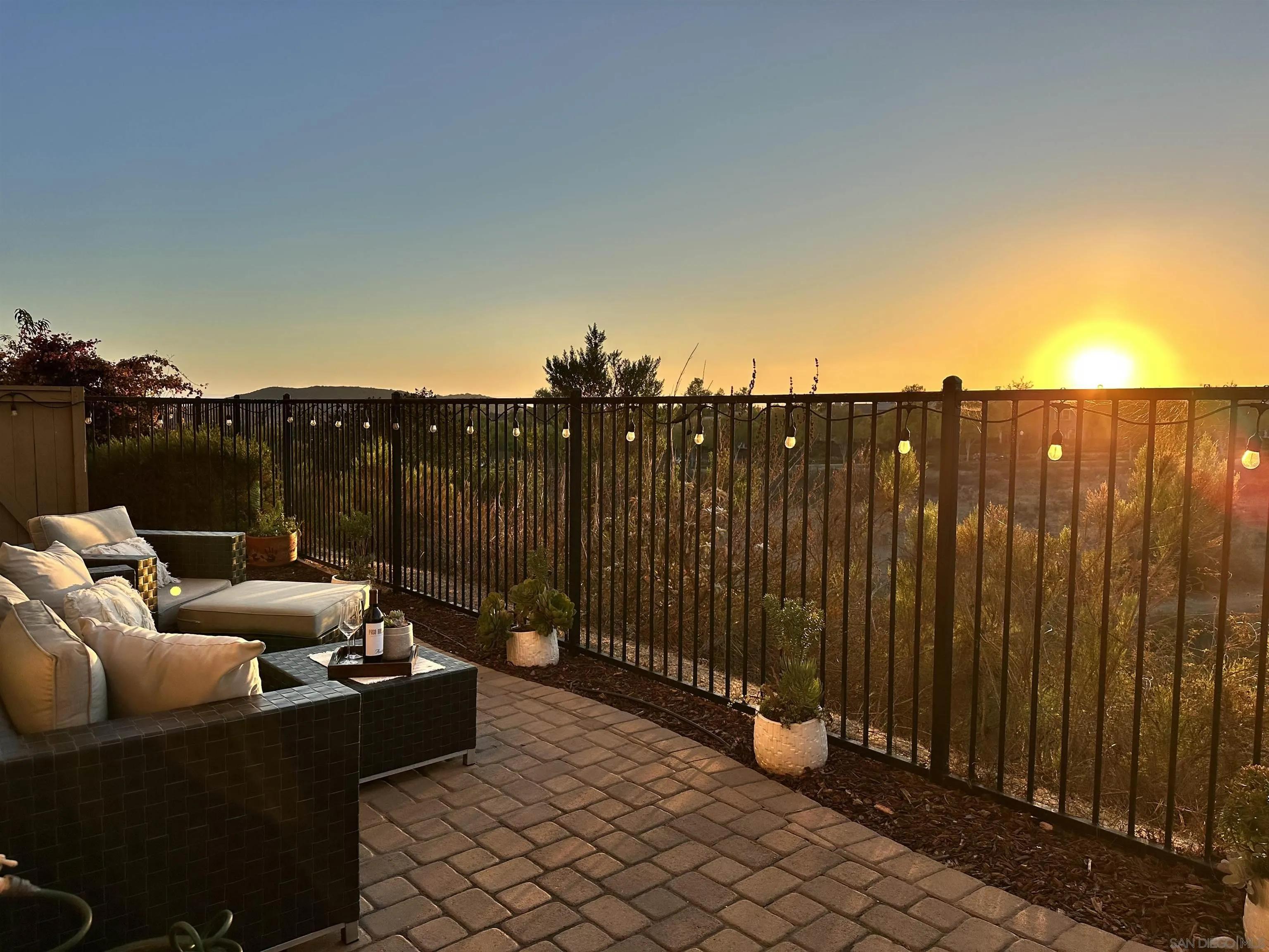 https://cdn.realtyfeed.com/cdn/127/250038203/98fccacb8d5ed763cae15affe589e43b.webp