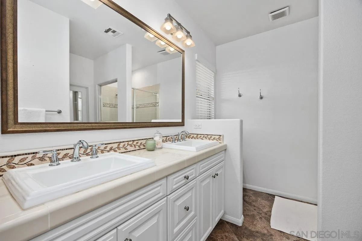 https://cdn.realtyfeed.com/cdn/127/250038203/fe9dcda7ac618cbf4c868c2c3b4b4e68.webp