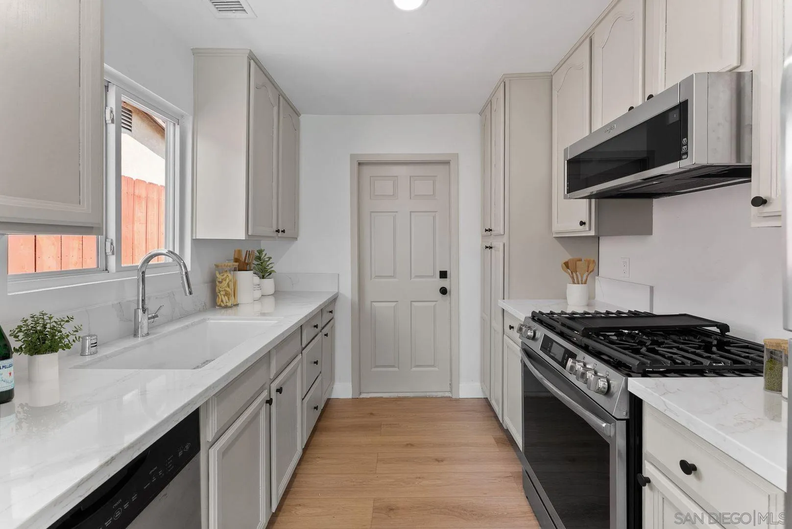 https://cdn.realtyfeed.com/cdn/127/250038218/aa427e88e037c648421828947c267ff9.webp