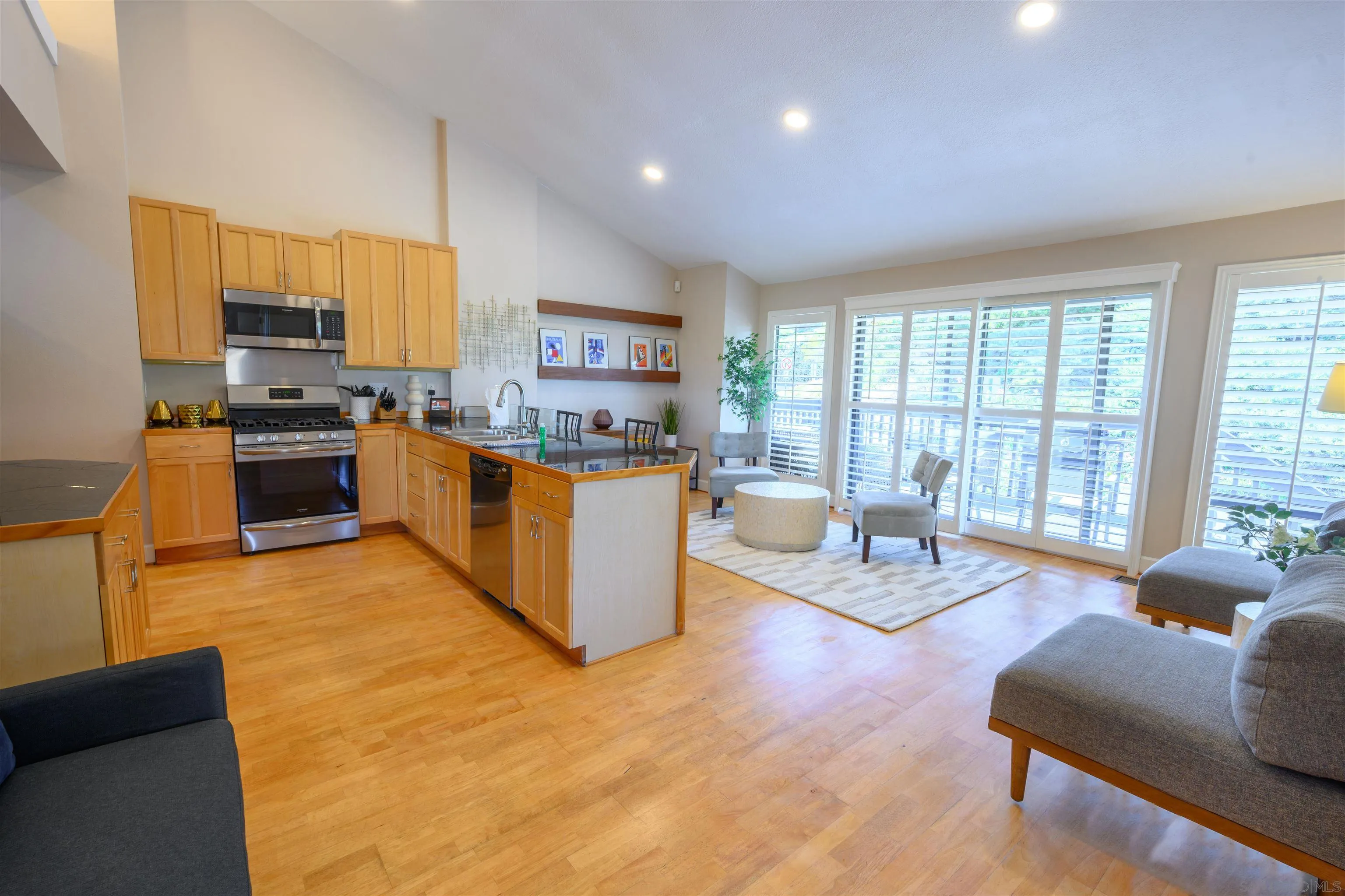 https://cdn.realtyfeed.com/cdn/127/250038219/fca0b4ae3c047b8c8b81f55df0d785f0.webp
