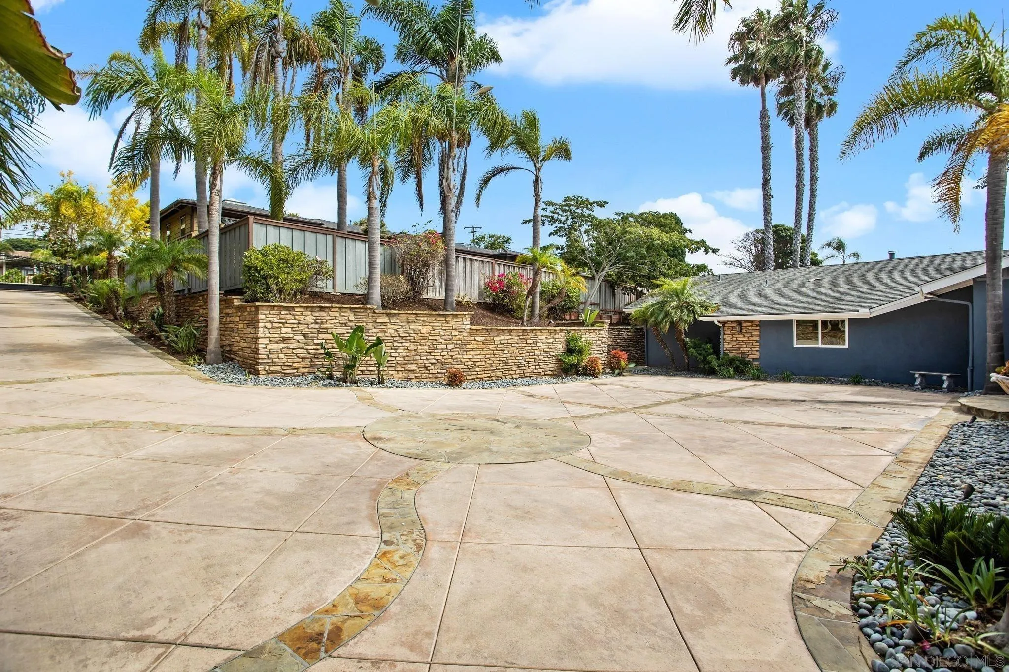 https://cdn.realtyfeed.com/cdn/127/250038230/ec0b017f960b5c4a7ef743cbeccdc822.webp