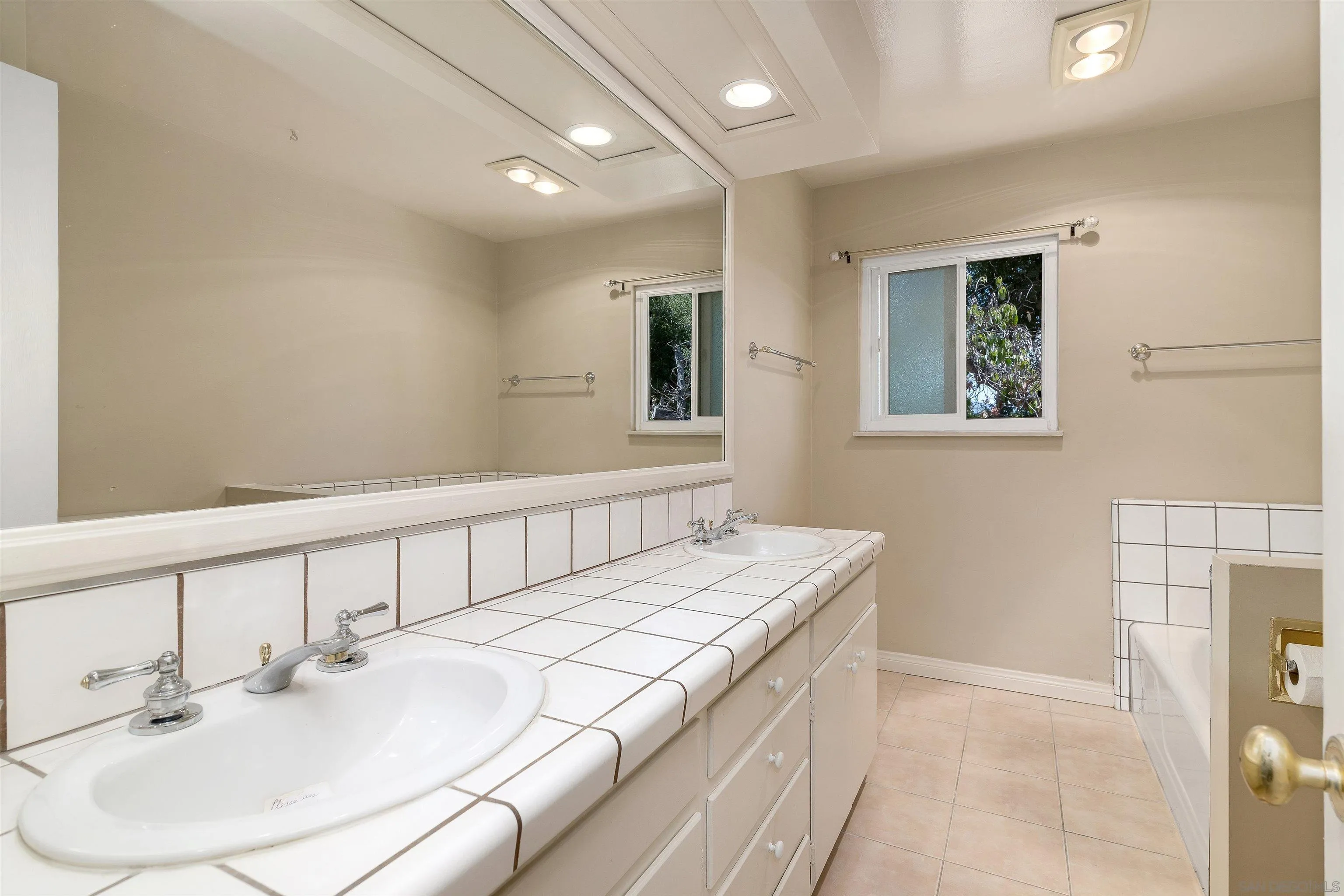 https://cdn.realtyfeed.com/cdn/127/250038231/6a51e9709fdfea8c69b6a0f38c5bbc6b.webp