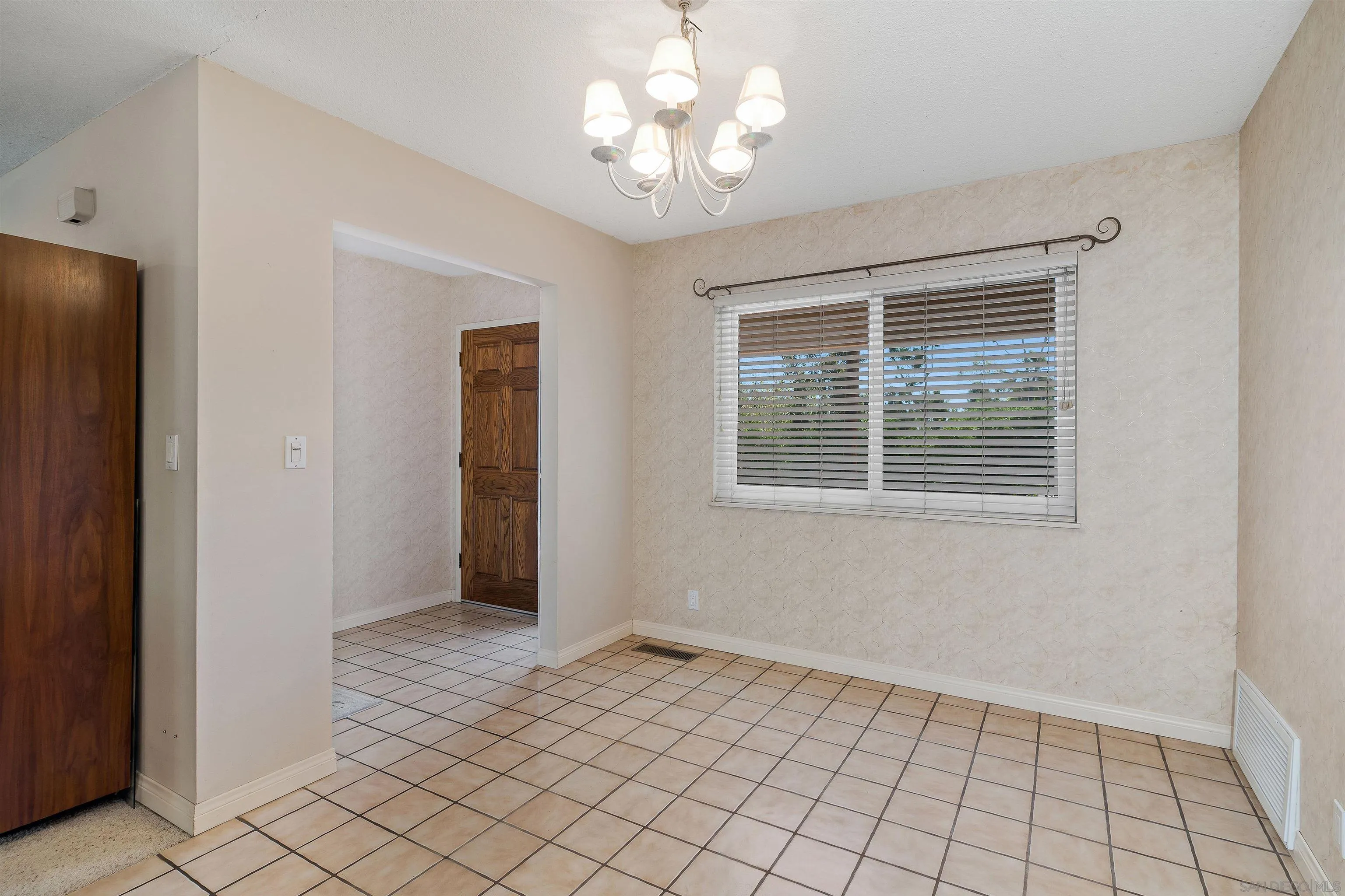 https://cdn.realtyfeed.com/cdn/127/250038231/7414d7b3aced29833910450bda1391ea.webp