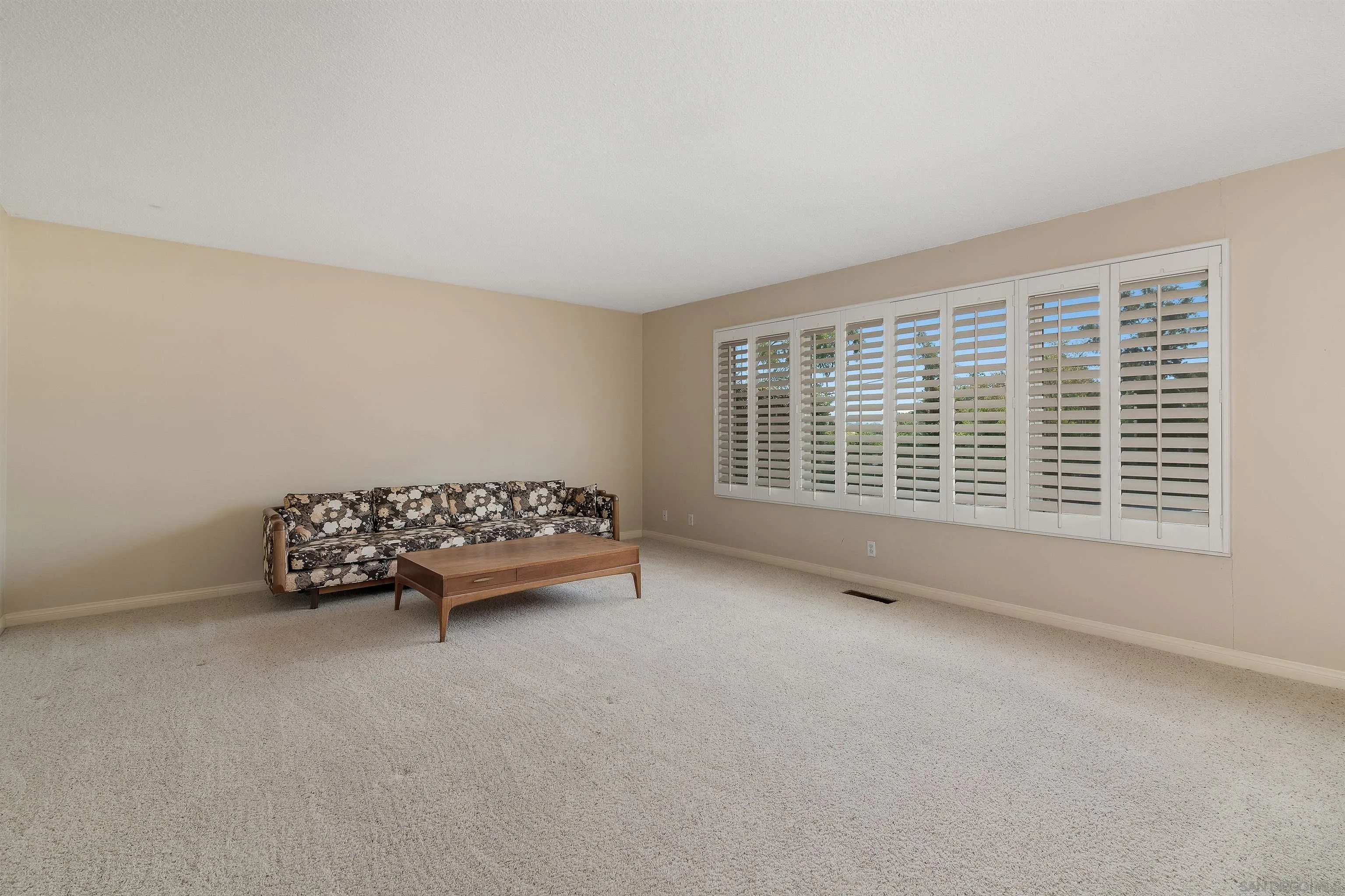 https://cdn.realtyfeed.com/cdn/127/250038231/ee0f0ff963715d4cc115a1c390b6fcfc.webp