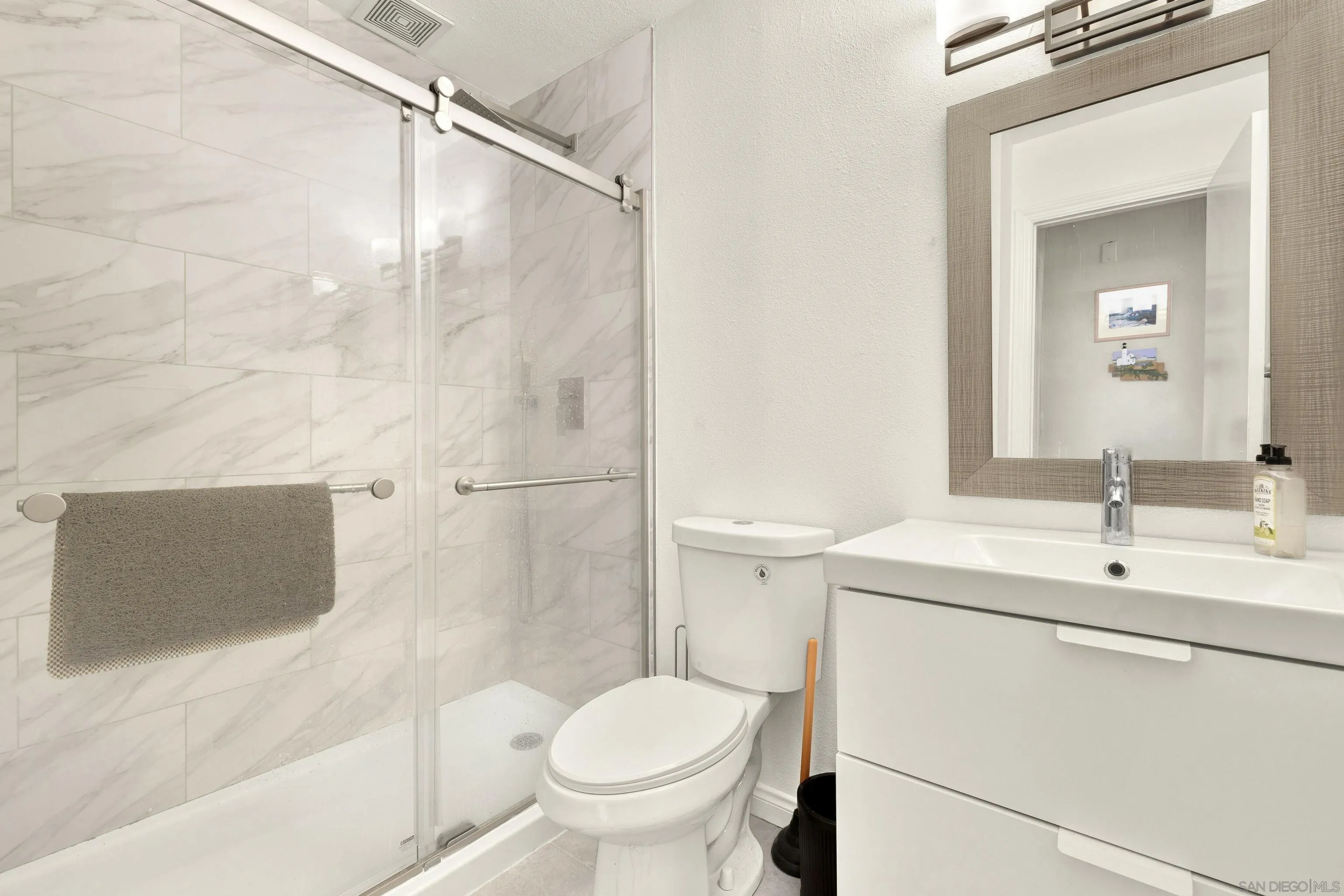 https://cdn.realtyfeed.com/cdn/127/250038237/f6fb84bb17fc40399c2decc1dde45fff.webp