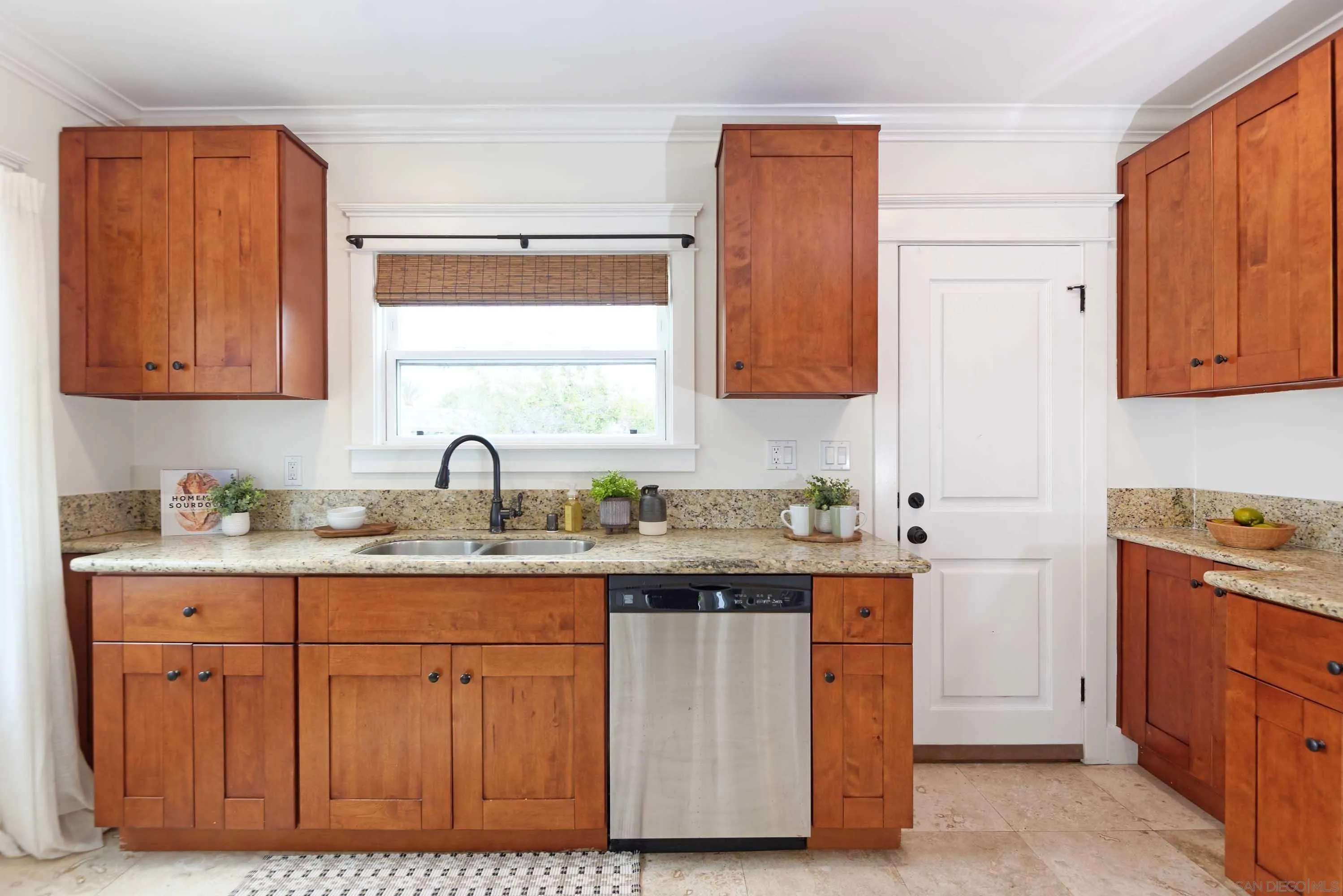 https://cdn.realtyfeed.com/cdn/127/250038260/a155c70a737a7b33d16be8452f356910.webp