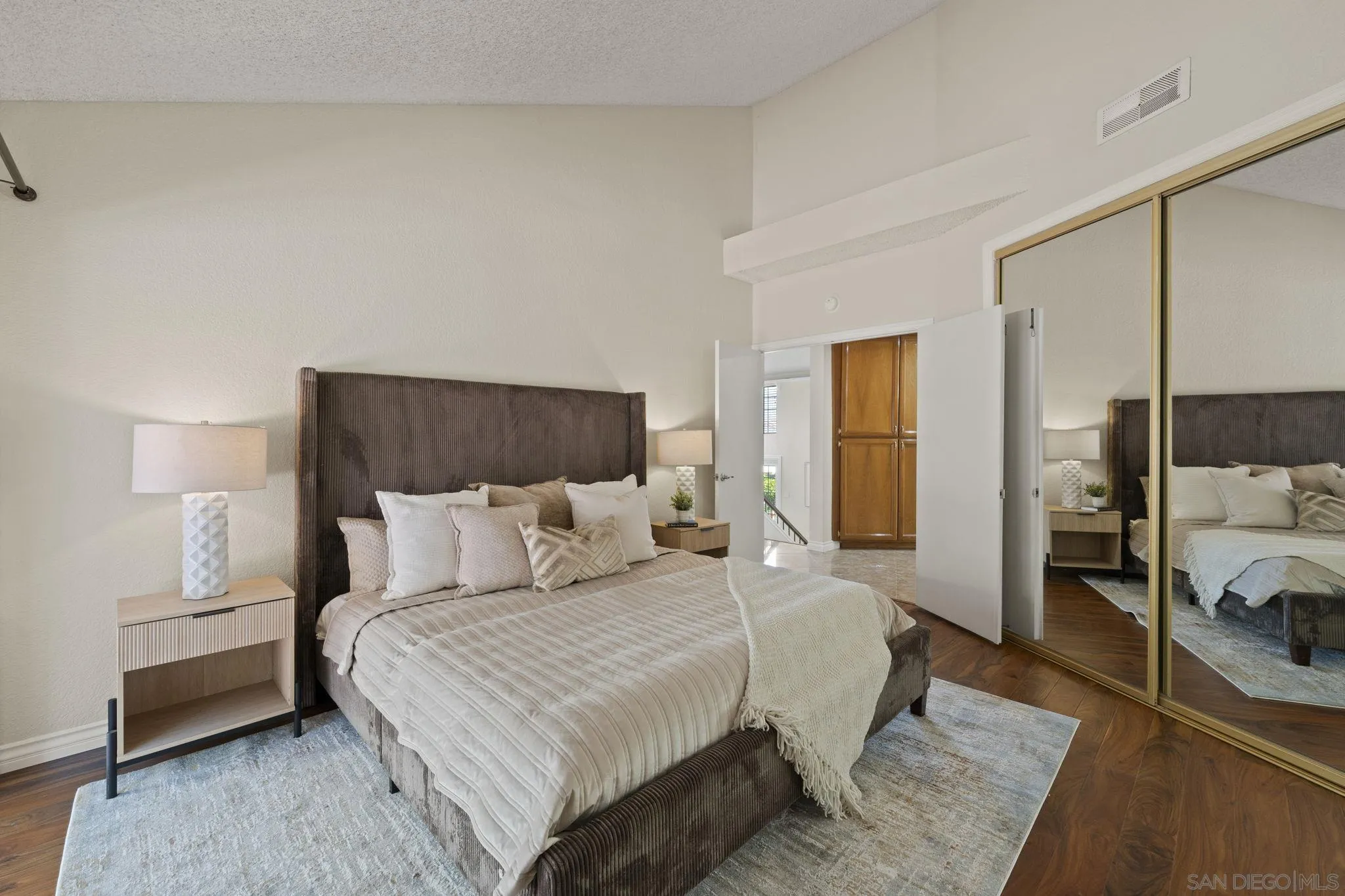 https://cdn.realtyfeed.com/cdn/127/250038263/c17643baf6698350993b75399d30e906.webp