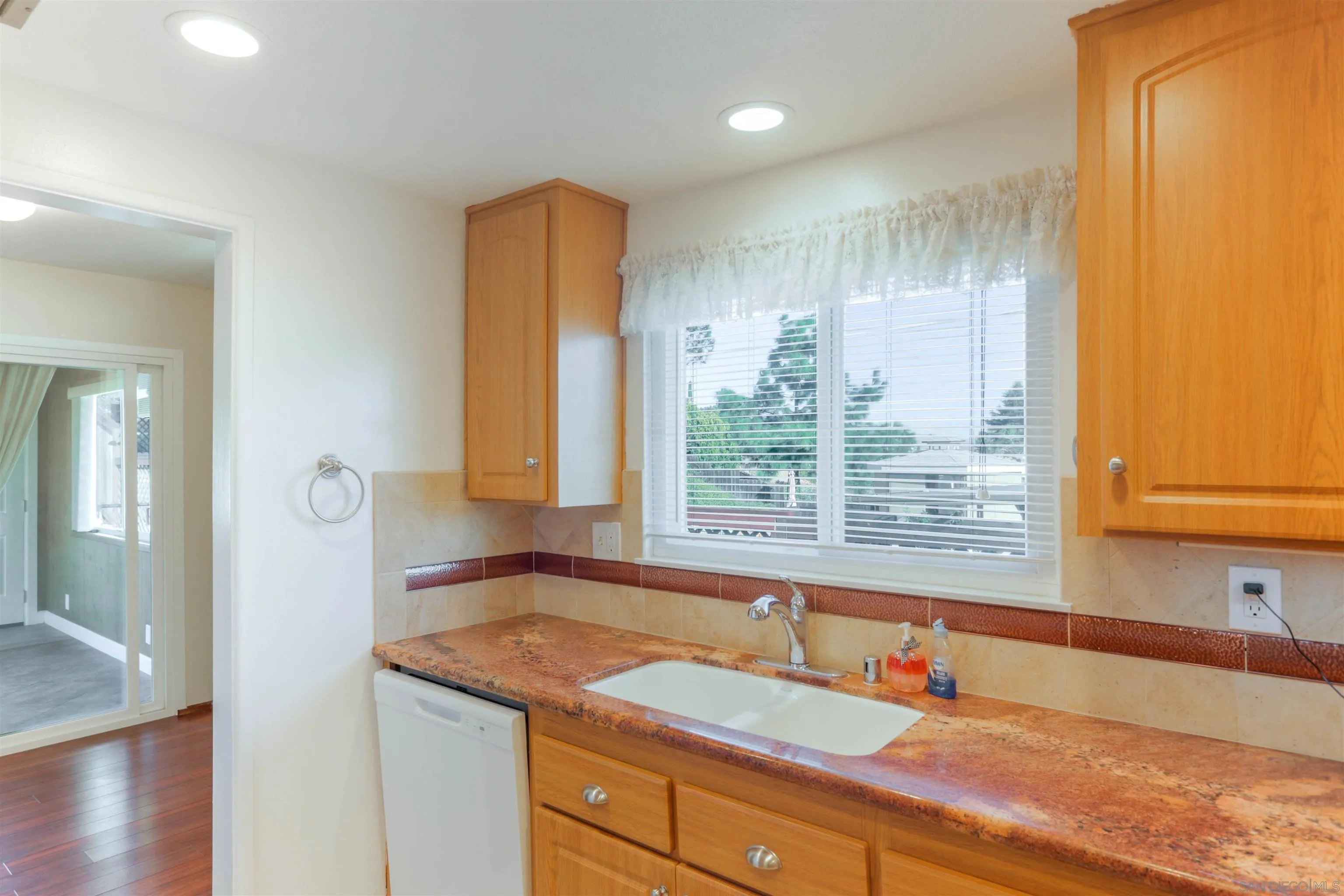 https://cdn.realtyfeed.com/cdn/127/250038303/003578bb975b264fd8f3228803ad399d.webp