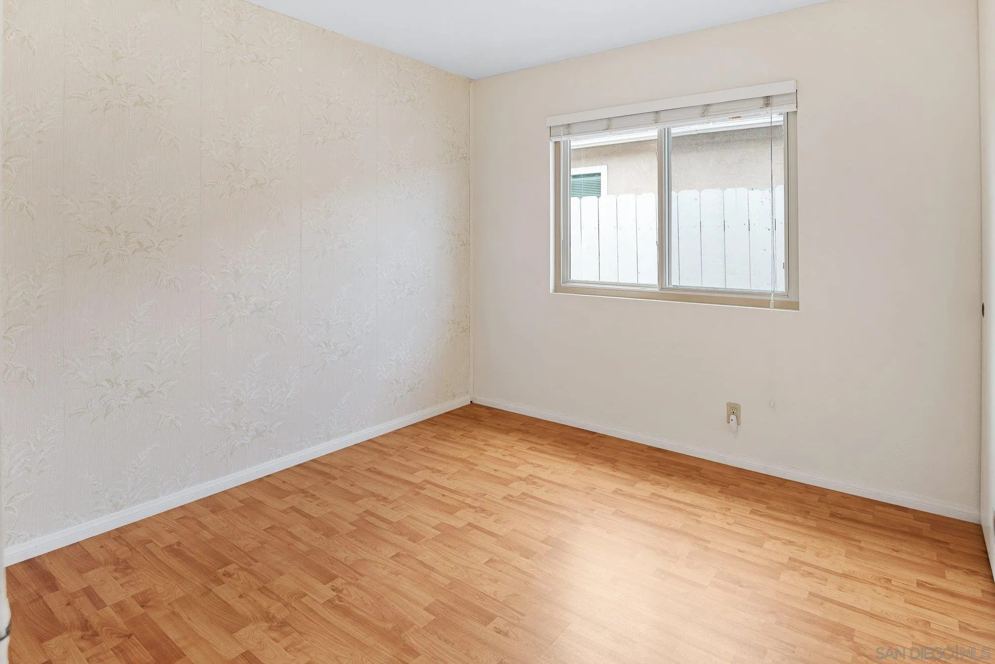 https://cdn.realtyfeed.com/cdn/127/250038304/093ddd4e521e756e8b1a270b1f209693.webp