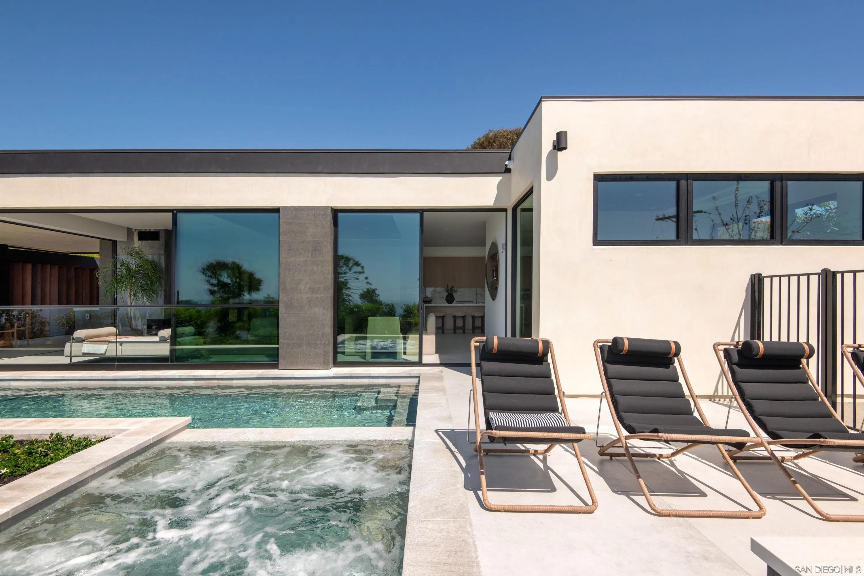 https://cdn.realtyfeed.com/cdn/127/250038307/562802bc0580db5941d7ea13cb987c93.webp
