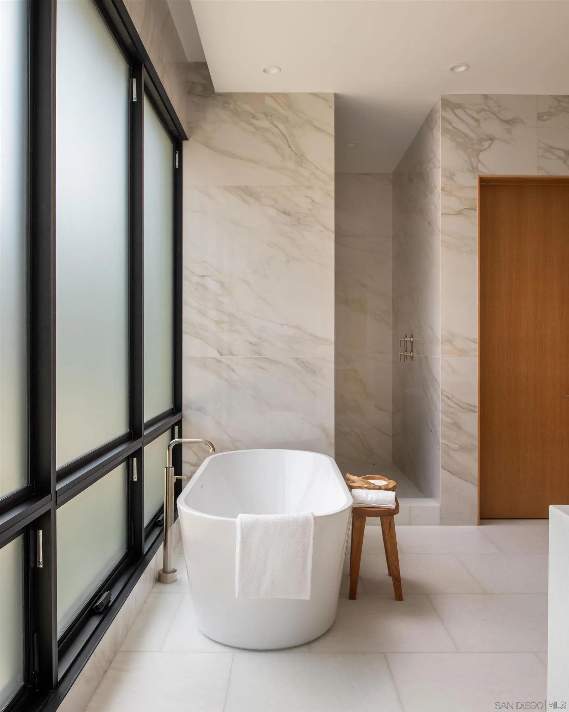 https://cdn.realtyfeed.com/cdn/127/250038307/65ac723f5240d34f09dfa124eda43c09.webp