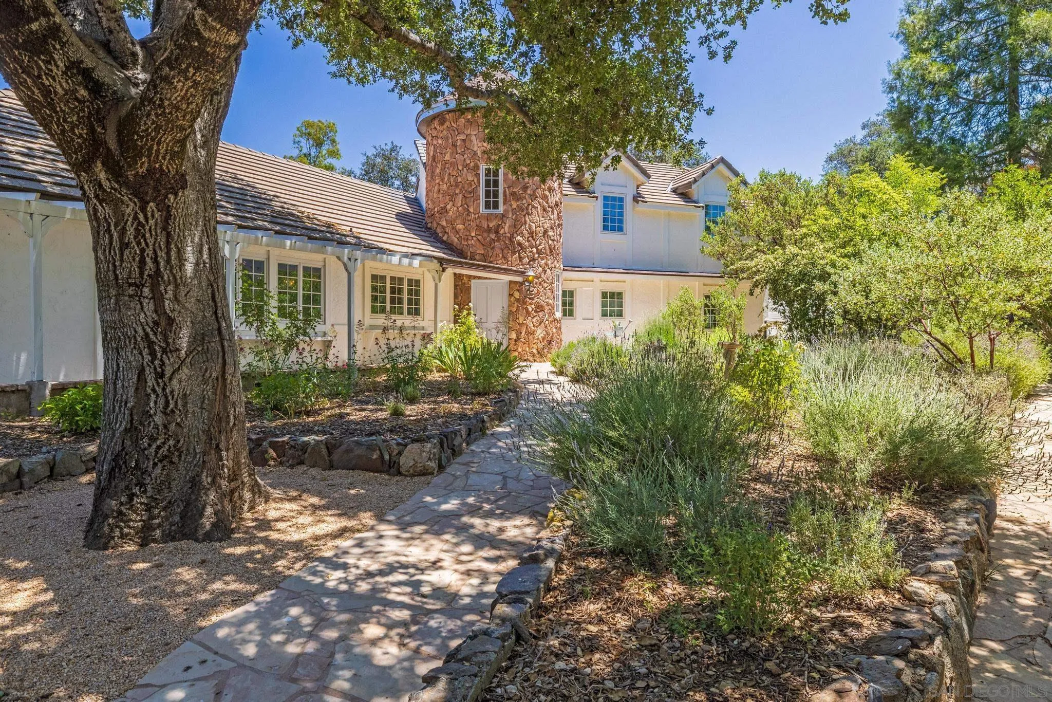 https://cdn.realtyfeed.com/cdn/127/250038327/2b830574ea59dd28dfd9045792fbb60d.webp