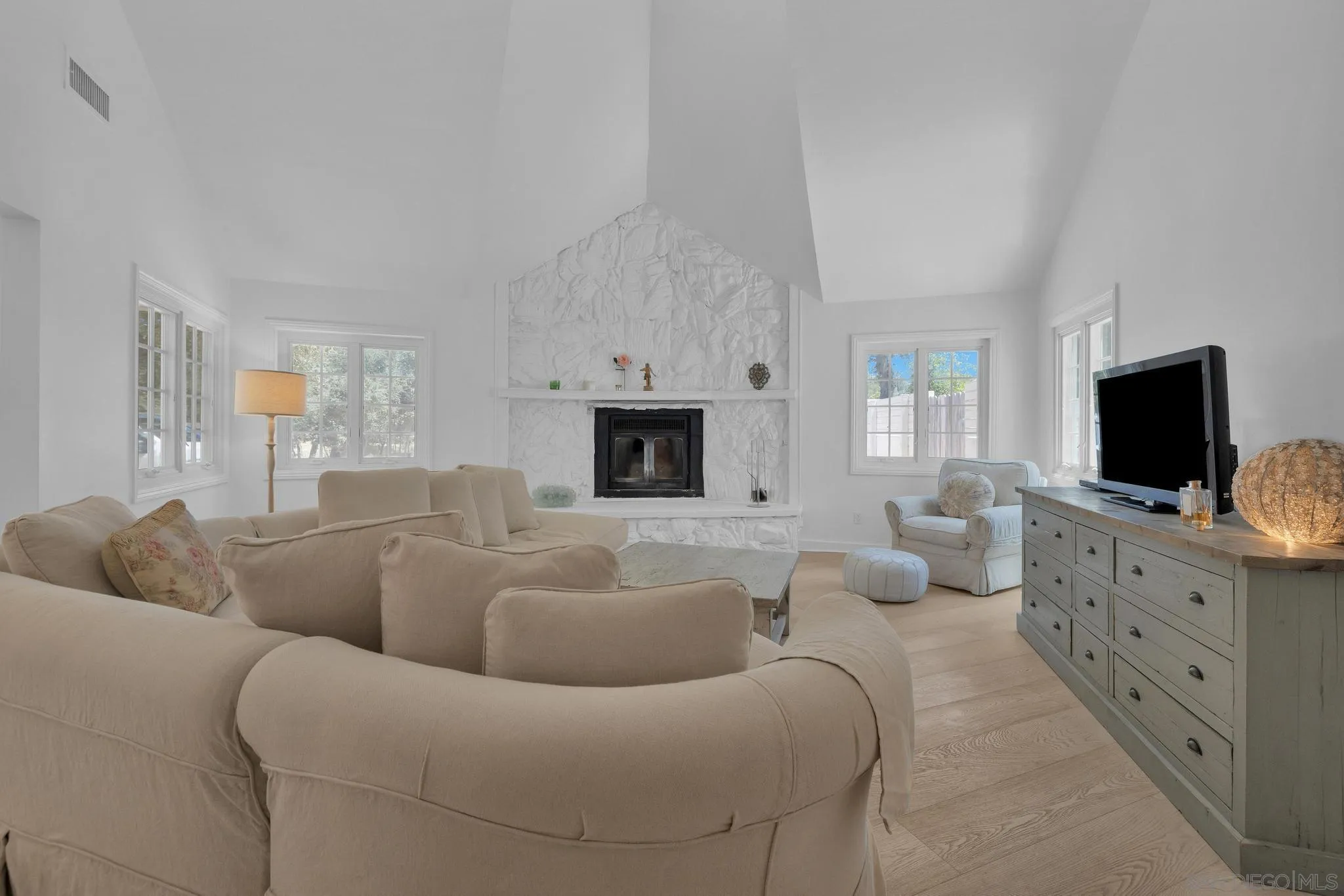 https://cdn.realtyfeed.com/cdn/127/250038327/bd2a462d77215b3384a3c1adb003b5a0.webp