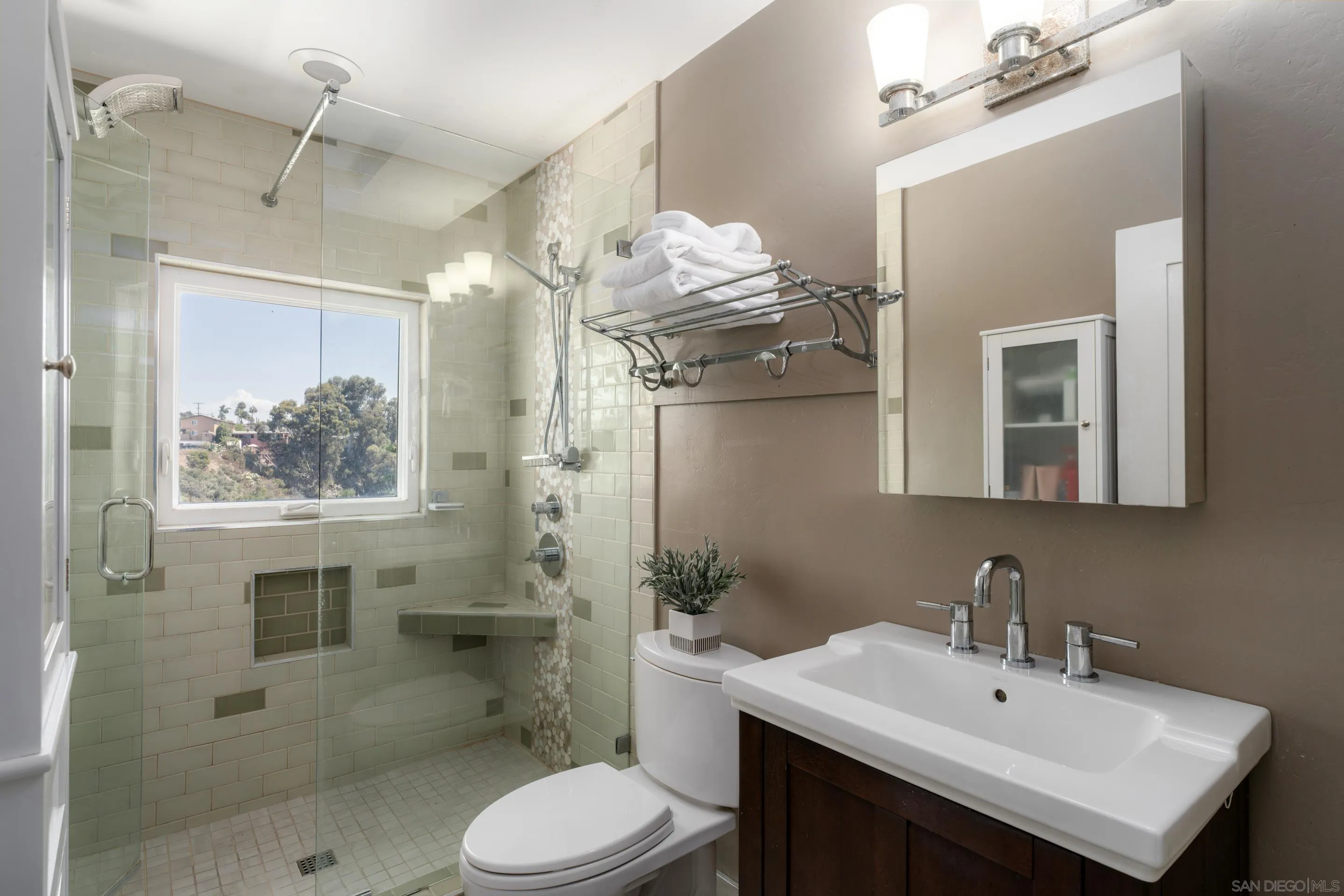 https://cdn.realtyfeed.com/cdn/127/250038330/b615d2d5fb092aa8b9d10afcb8c9665d.webp