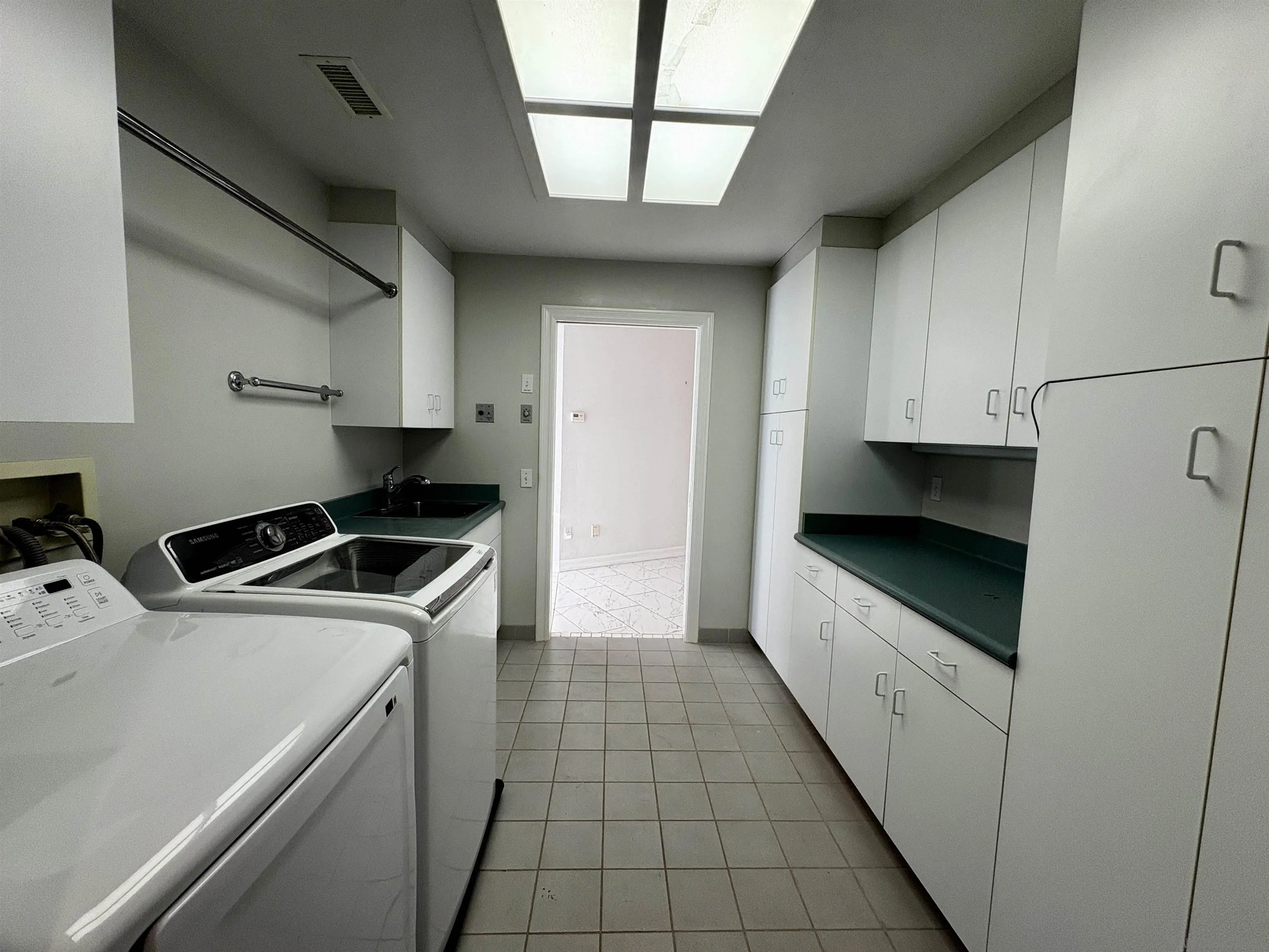 https://cdn.realtyfeed.com/cdn/127/250038334/d54c7bed67e24bbf5a2648be1d5c41e4.webp