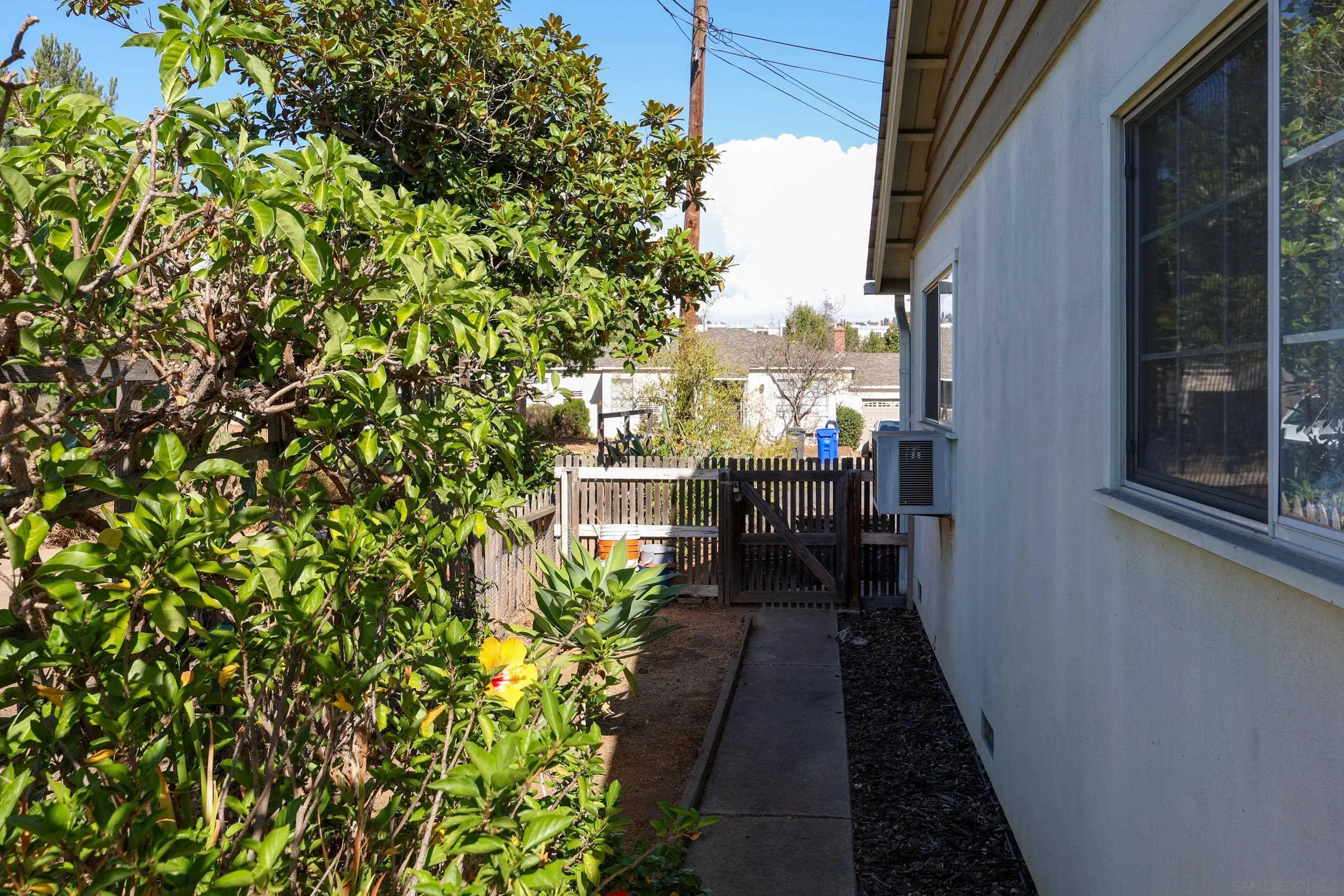 https://cdn.realtyfeed.com/cdn/127/250038340/adba706bb2e2966faa12f3e9ea0d4a46.webp