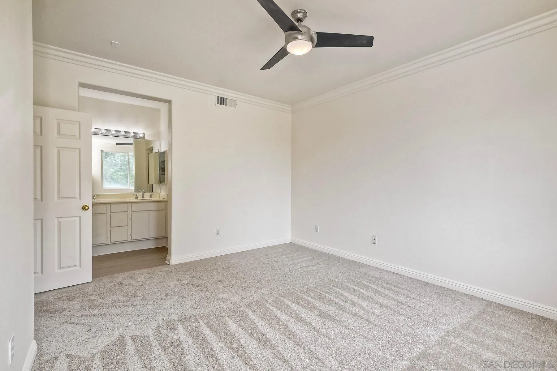 https://cdn.realtyfeed.com/cdn/127/250038350/fba07a88f9dab20dba993b96154dd2d9.webp