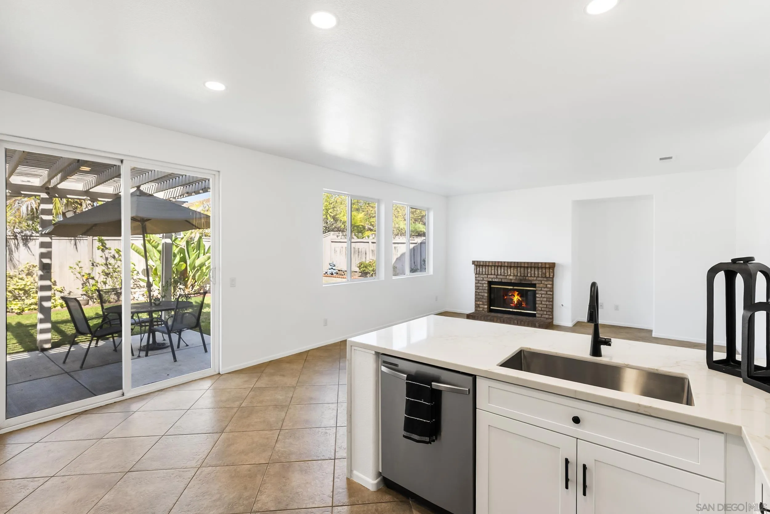 https://cdn.realtyfeed.com/cdn/127/250038352/2decf712af844c6a9f5163e1743e08c4.webp