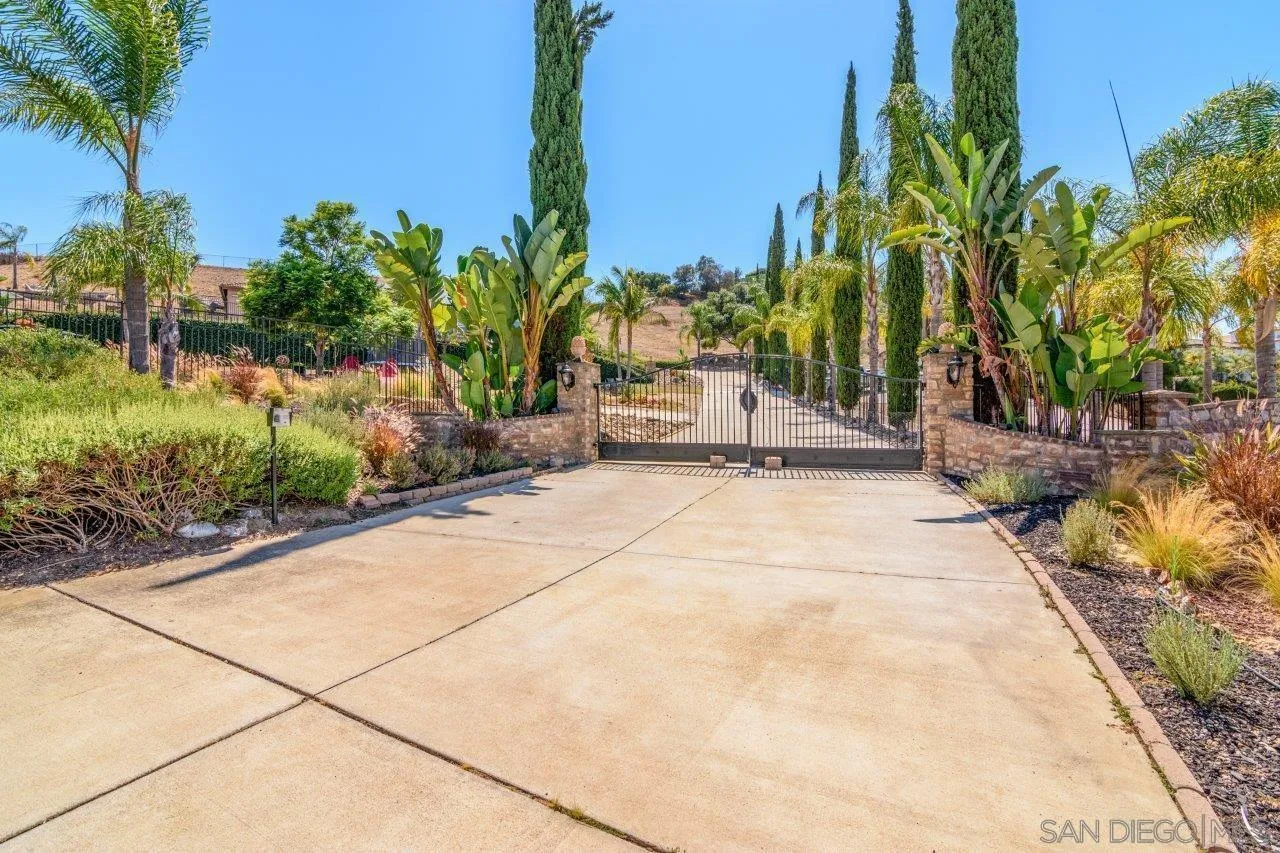 https://cdn.realtyfeed.com/cdn/127/250038387/92b5d35c5f092ecbea953ddb1d3944d7.webp