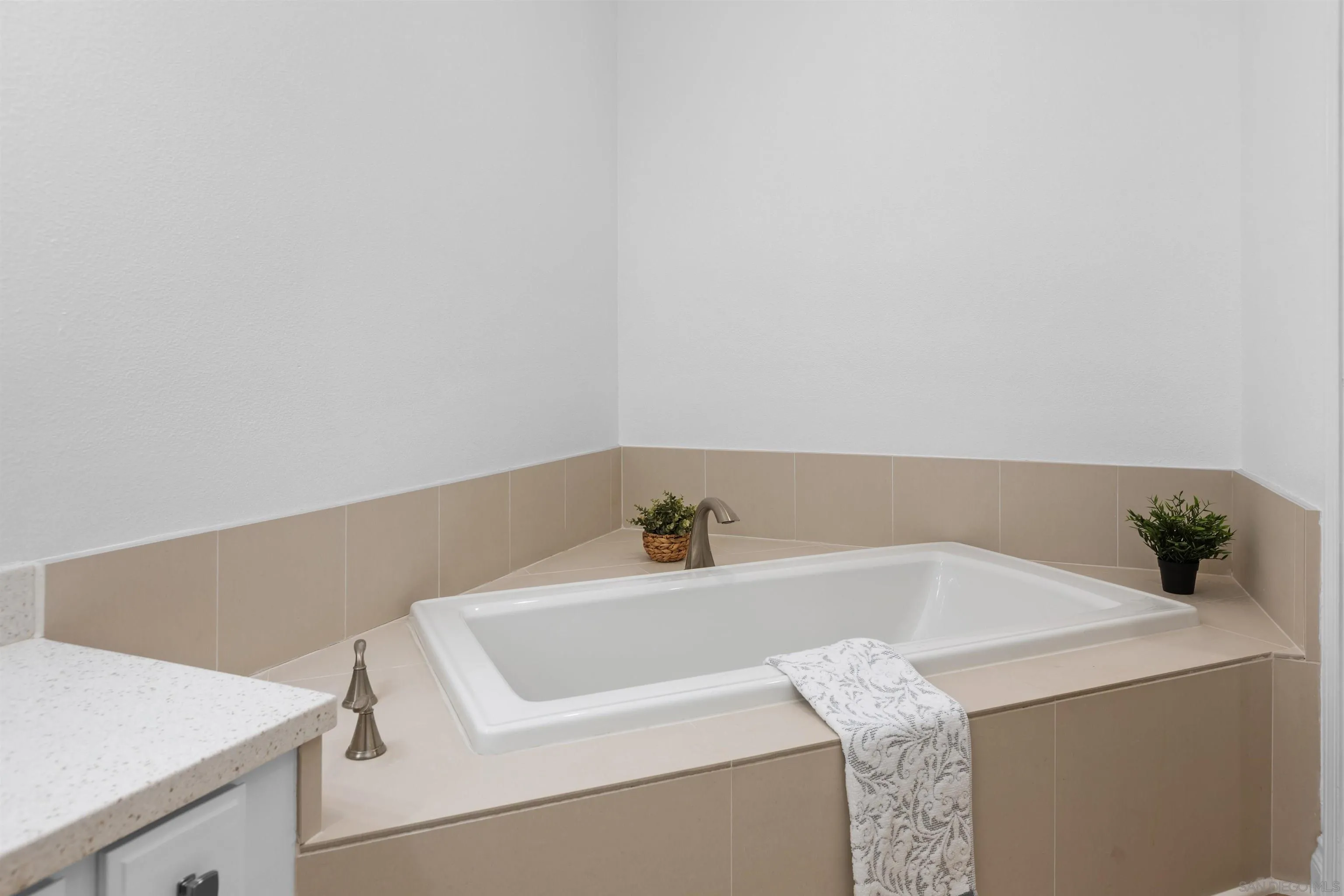 Photo #23: 250038406 Listing: Photo #23