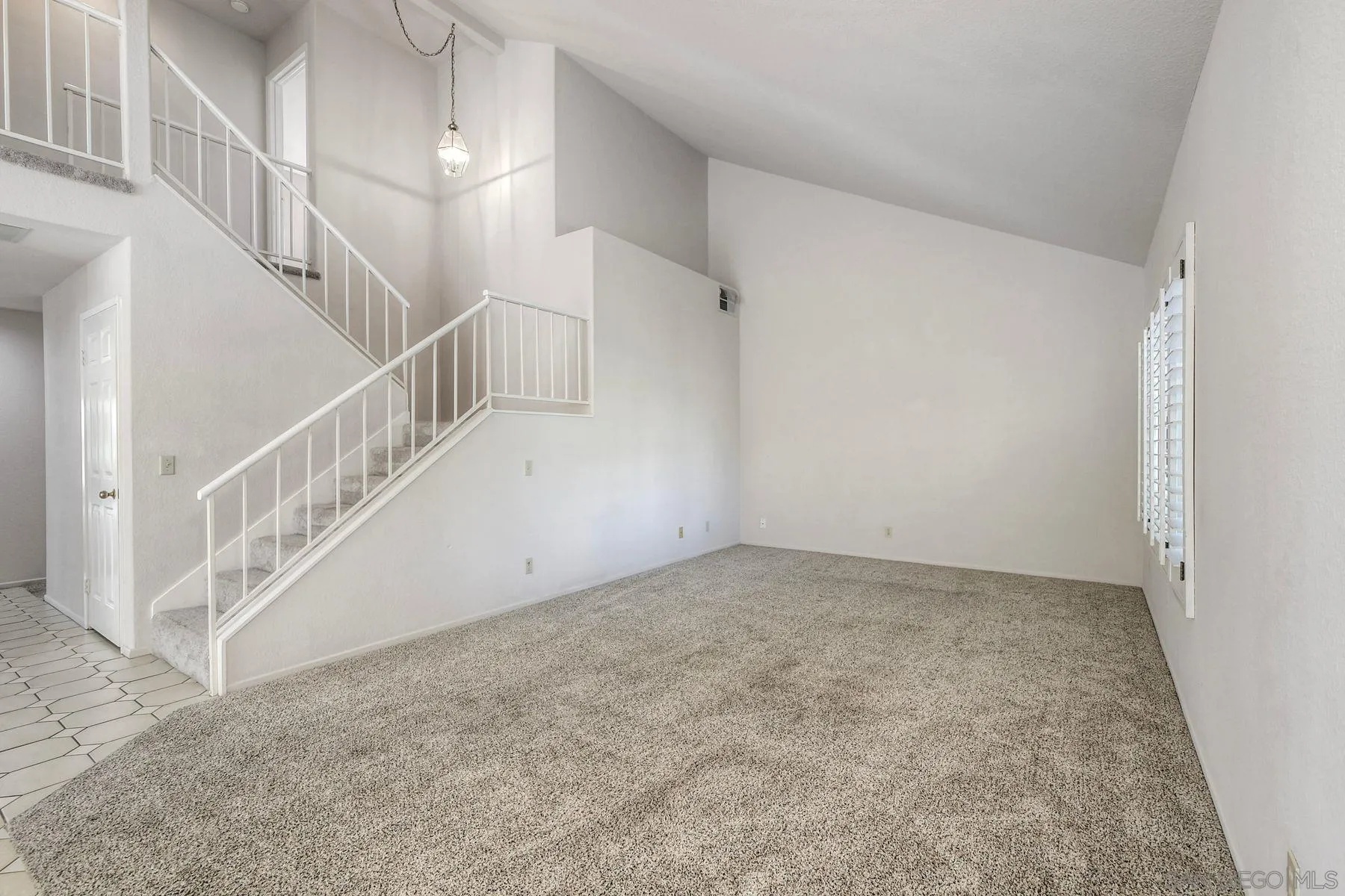 https://cdn.realtyfeed.com/cdn/127/250038416/5c603d2ffe6aa0fed31c097f7e7261ff.webp