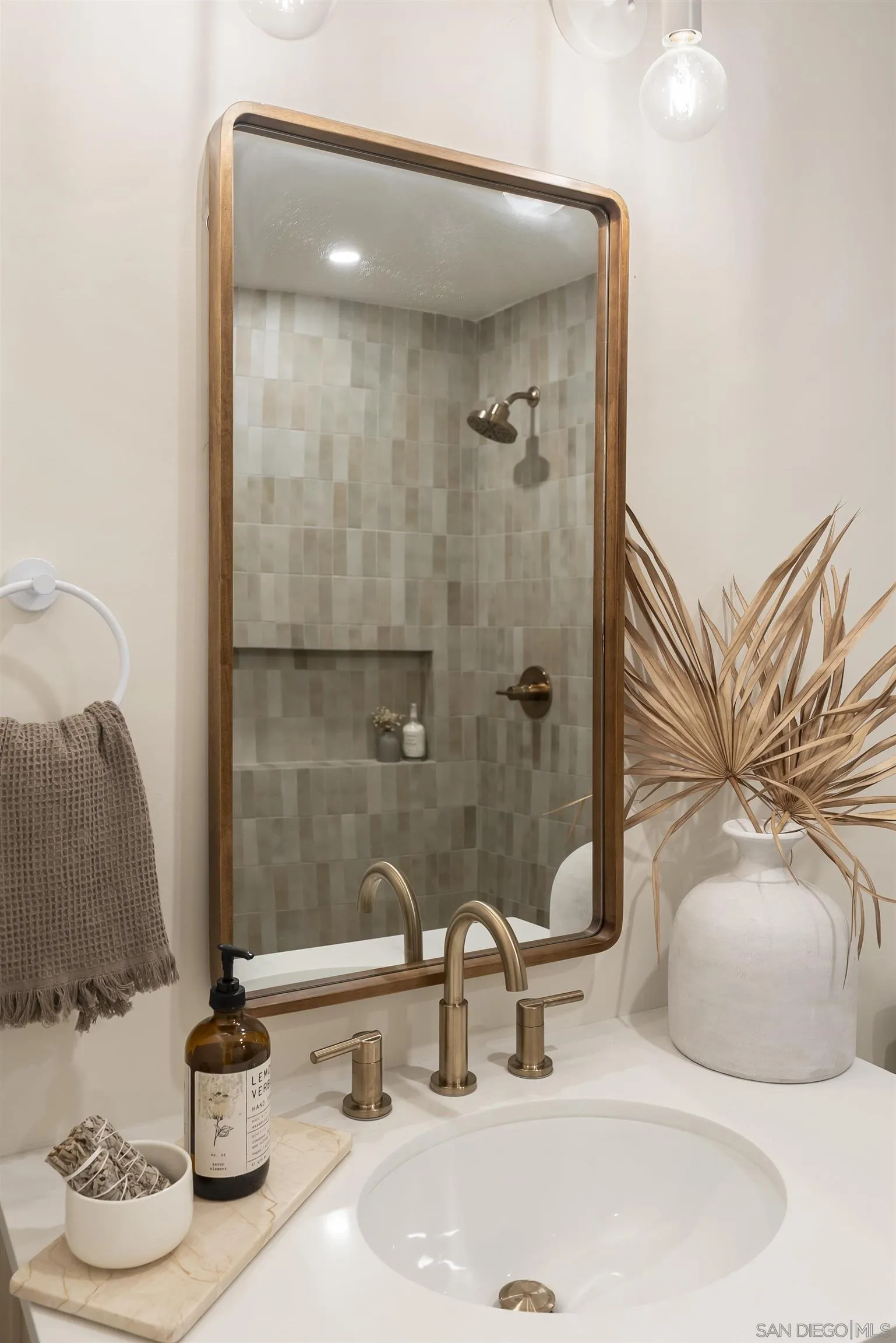 https://cdn.realtyfeed.com/cdn/127/250038433/f0ee2e95a59a687955b2406b7892d13a.webp