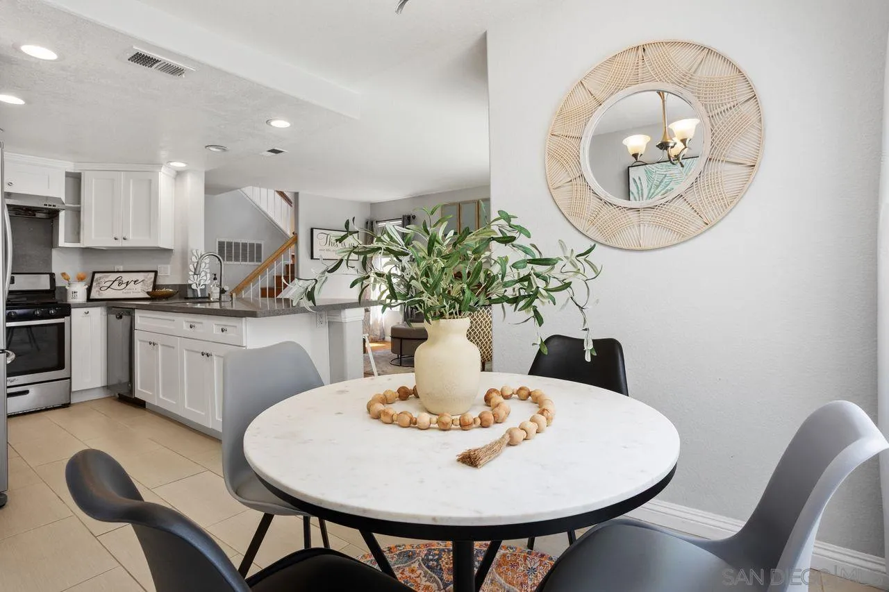 https://cdn.realtyfeed.com/cdn/127/250038438/00f682d6a2ca303609e46b829e6e431c.webp
