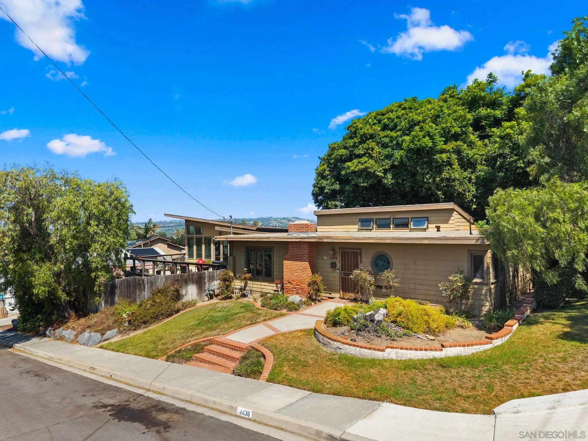 https://cdn.realtyfeed.com/cdn/127/250038464/85d11d5e86b94eabefa951ed7e6d1b54.webp