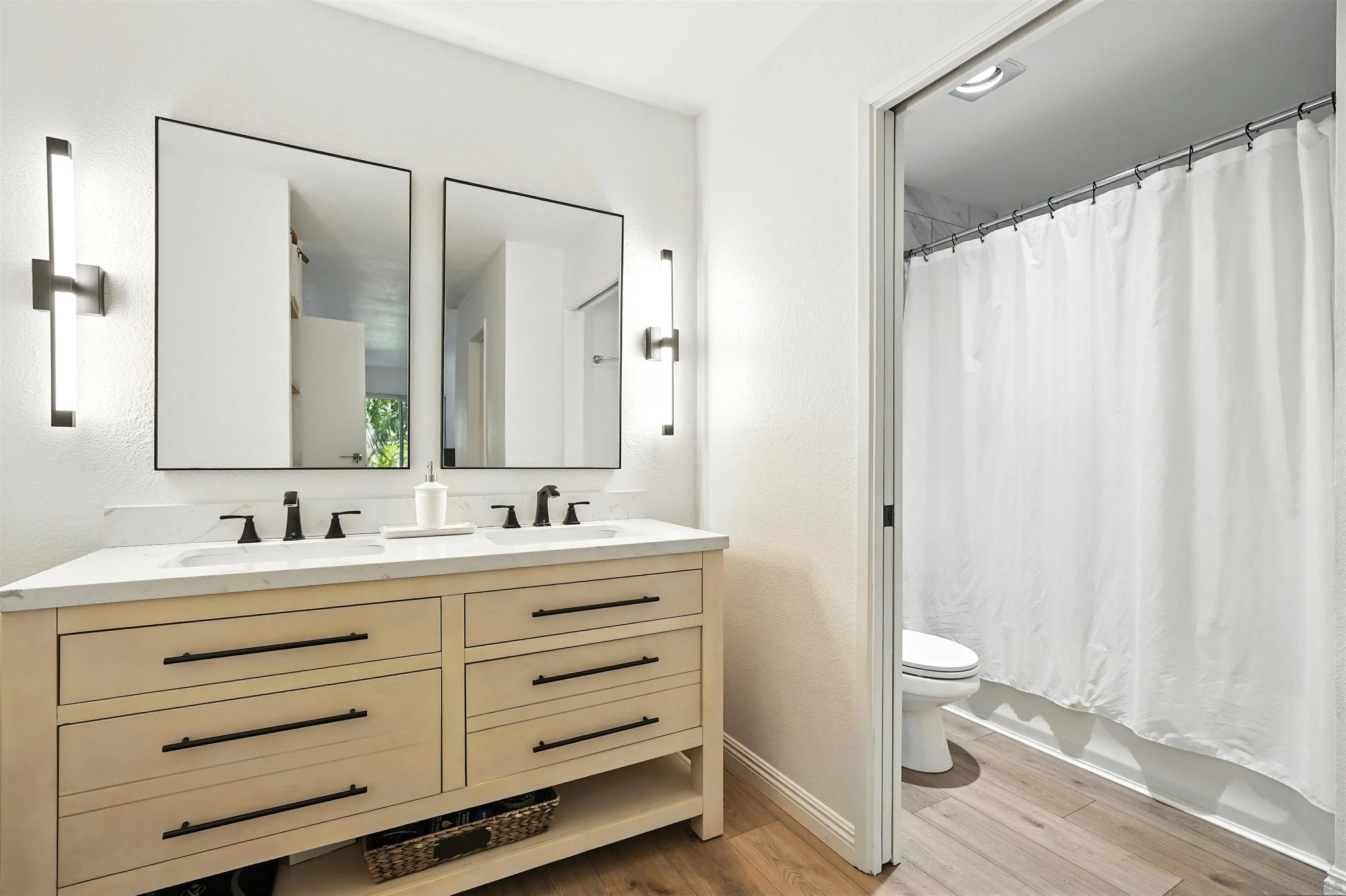 https://cdn.realtyfeed.com/cdn/127/250038487/127d1eadb6cadc67b52716c33315d36c.webp
