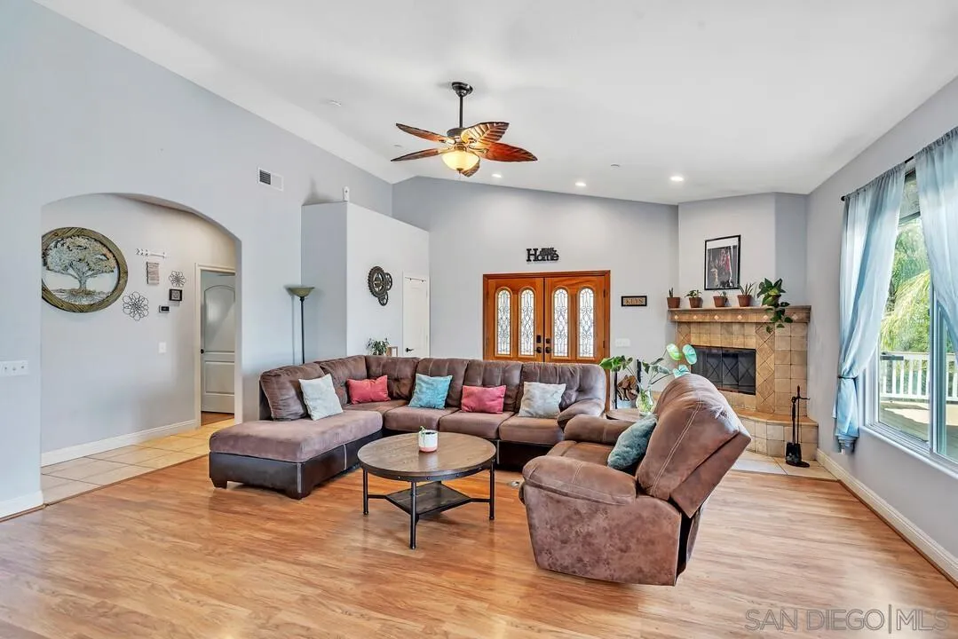 https://cdn.realtyfeed.com/cdn/127/250038502/14ba3b4190301c30871e90a506d4c46b.webp