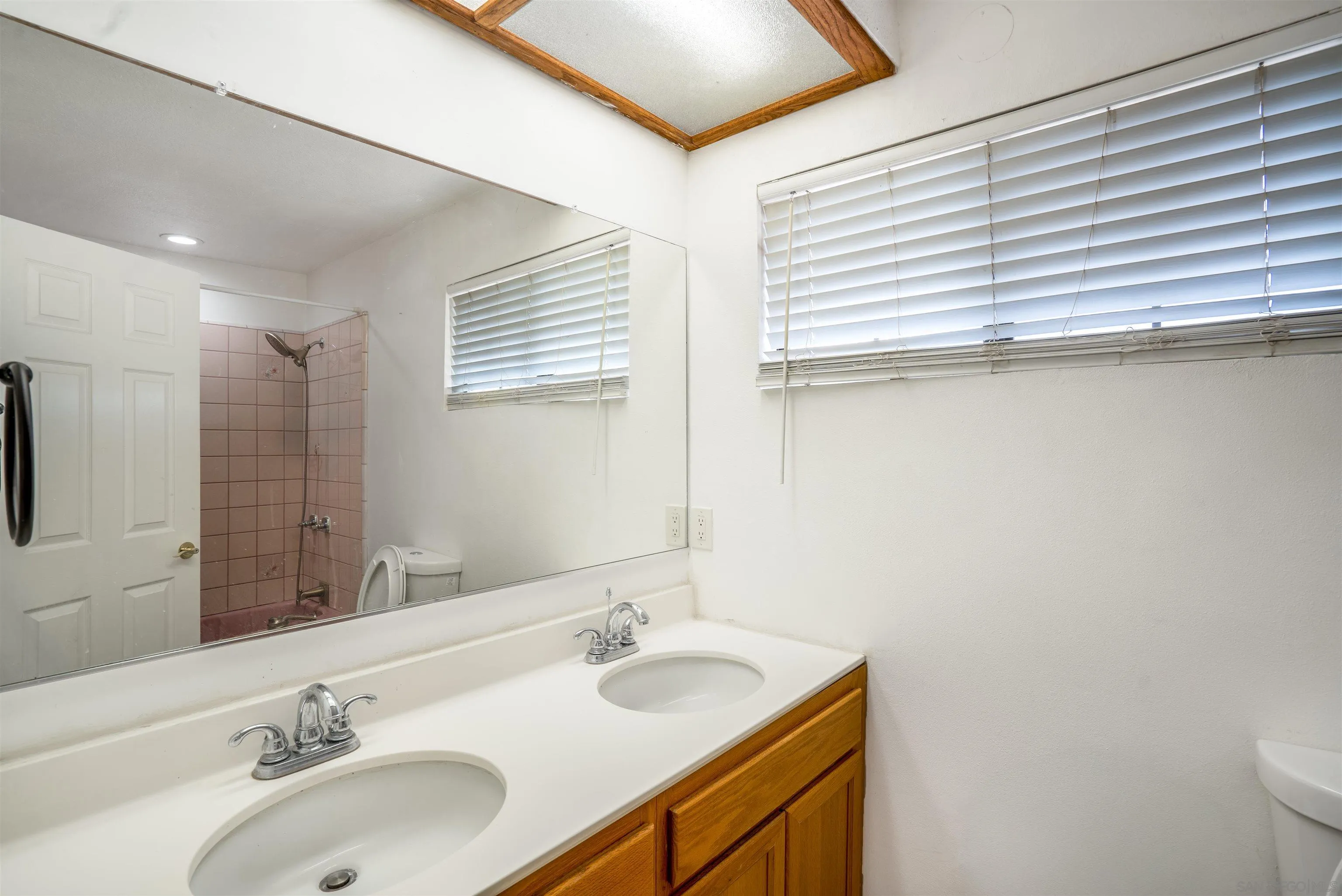 https://cdn.realtyfeed.com/cdn/127/250038511/9bcd7a46b1a3bbf131bb7d6f7fa39ca7.webp
