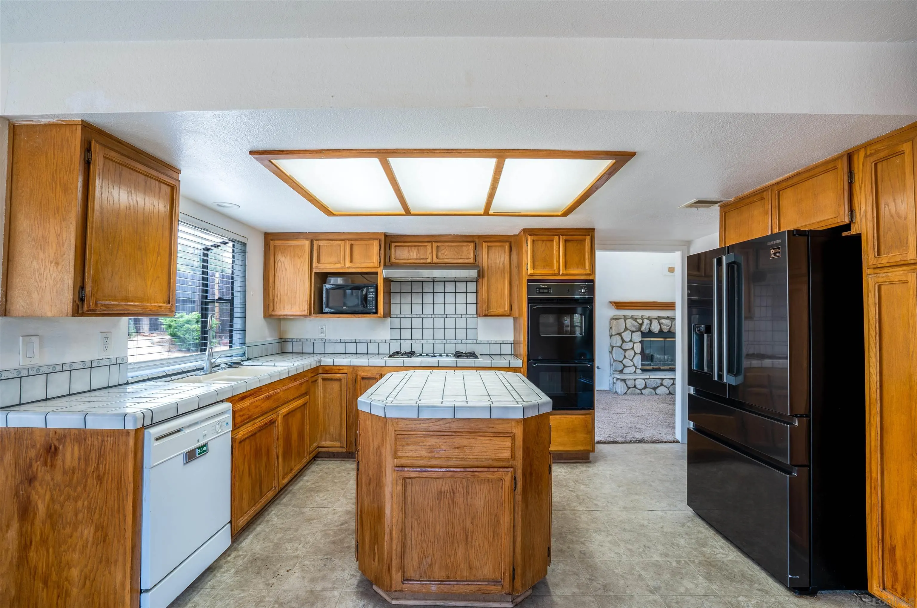 https://cdn.realtyfeed.com/cdn/127/250038511/cd98873a0e9ed62ddd34e5c0b690acc1.webp