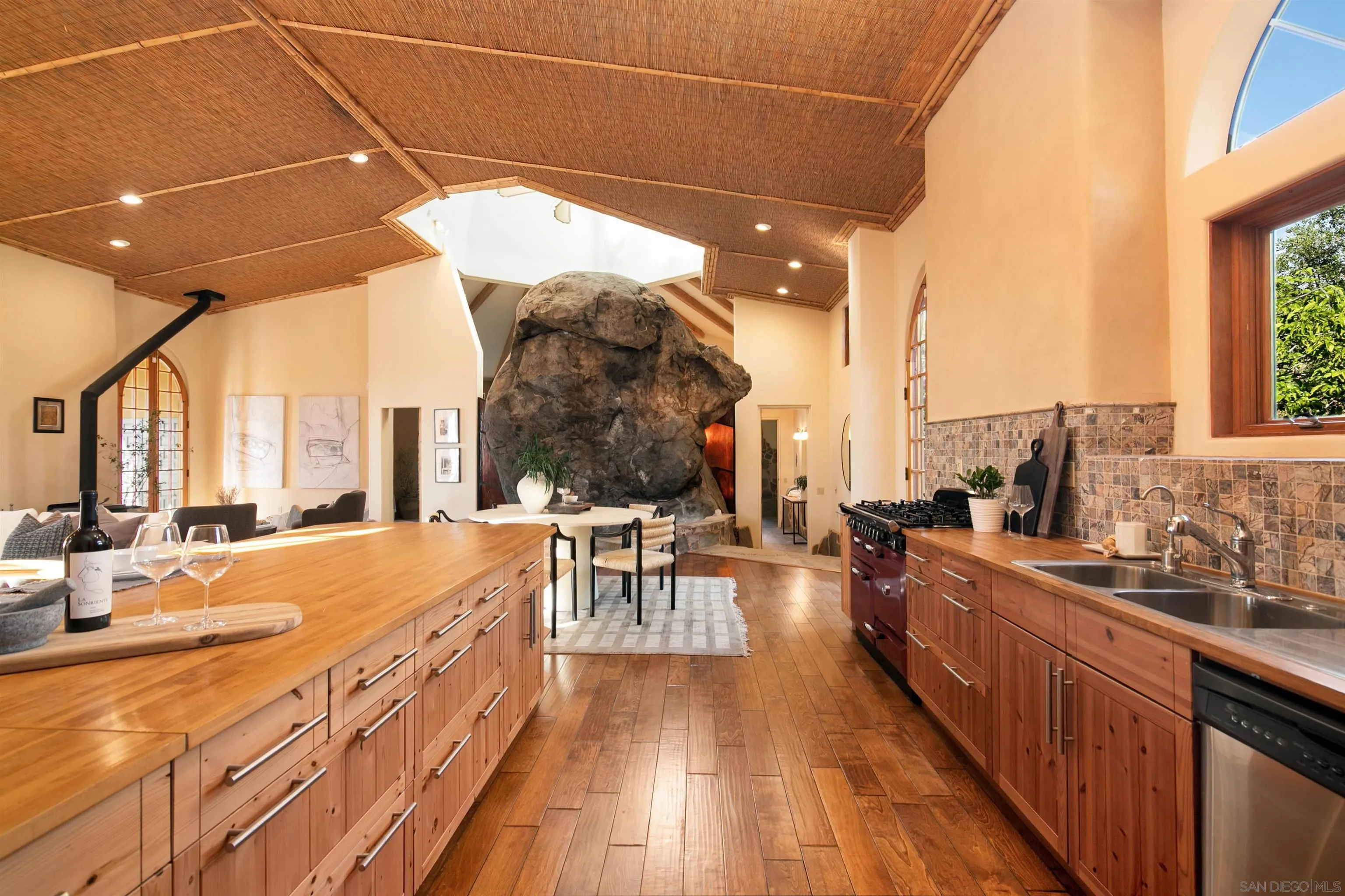 https://cdn.realtyfeed.com/cdn/127/250038525/d6971f503e62d5718e821e7d60cf5d54.webp