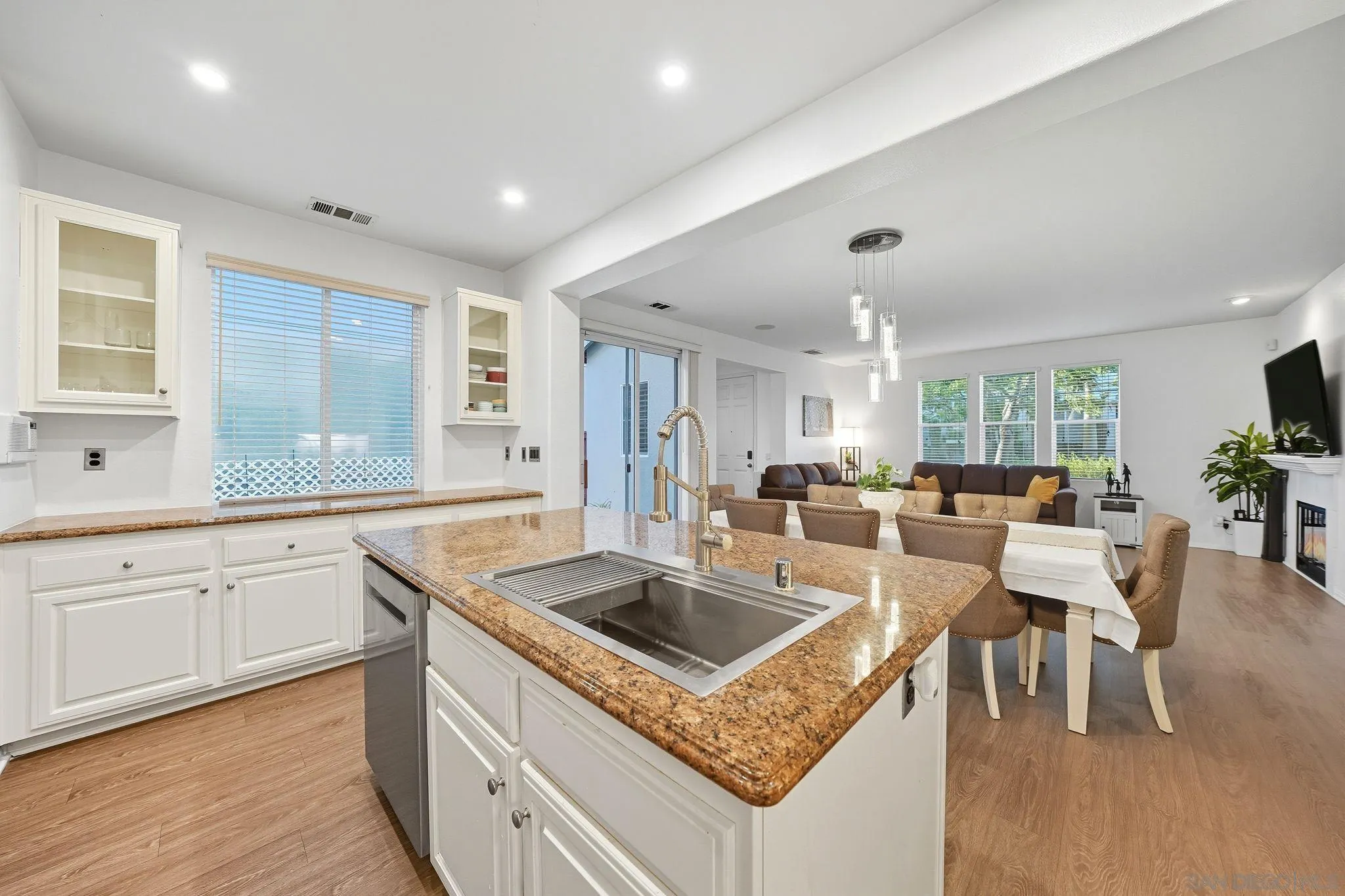 https://cdn.realtyfeed.com/cdn/127/250038560/15847aade18c4edfe221060fc9f15e10.webp