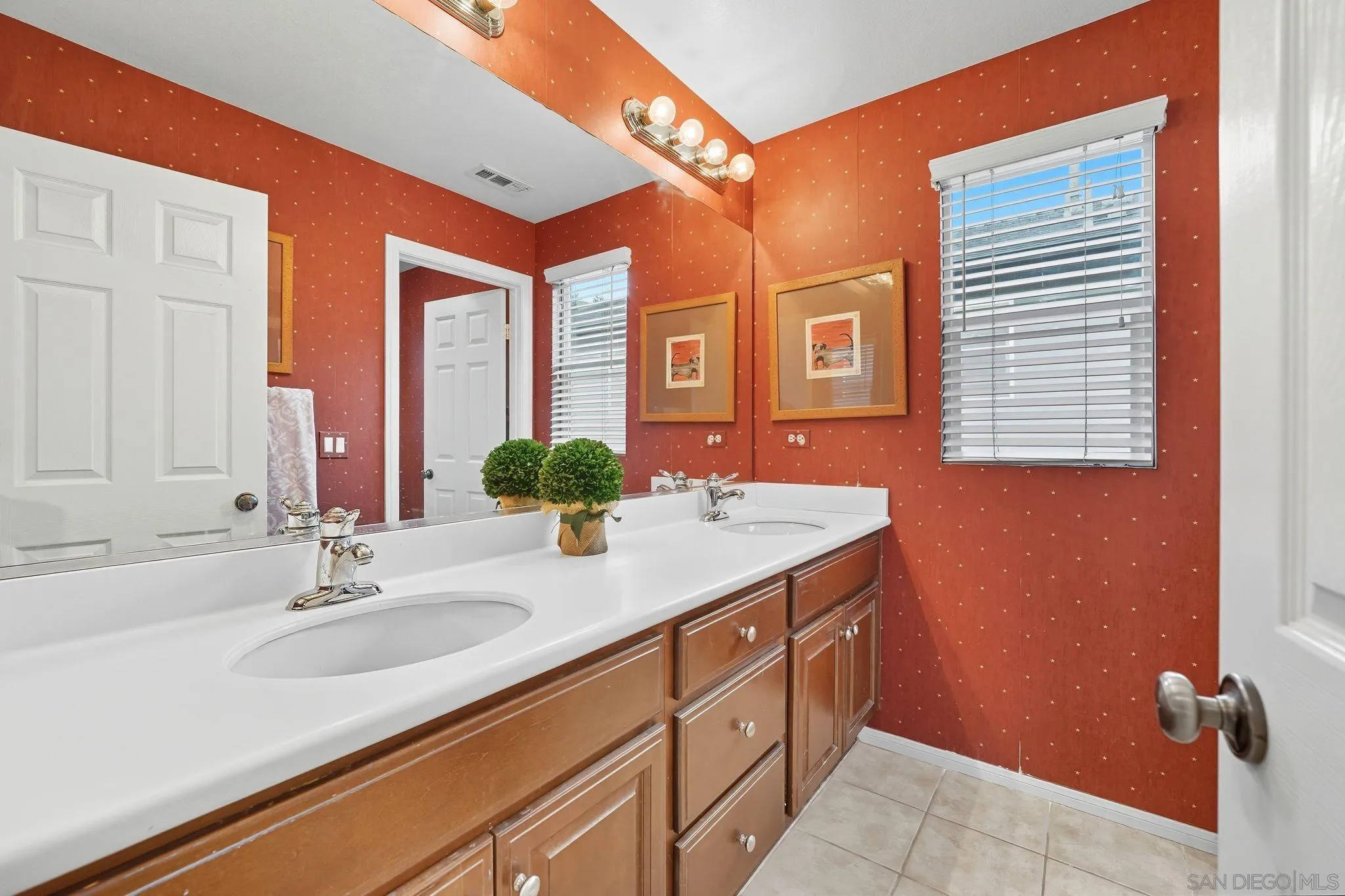 https://cdn.realtyfeed.com/cdn/127/250038560/32c1f0889db3f34a89838e9bf5ec8716.webp